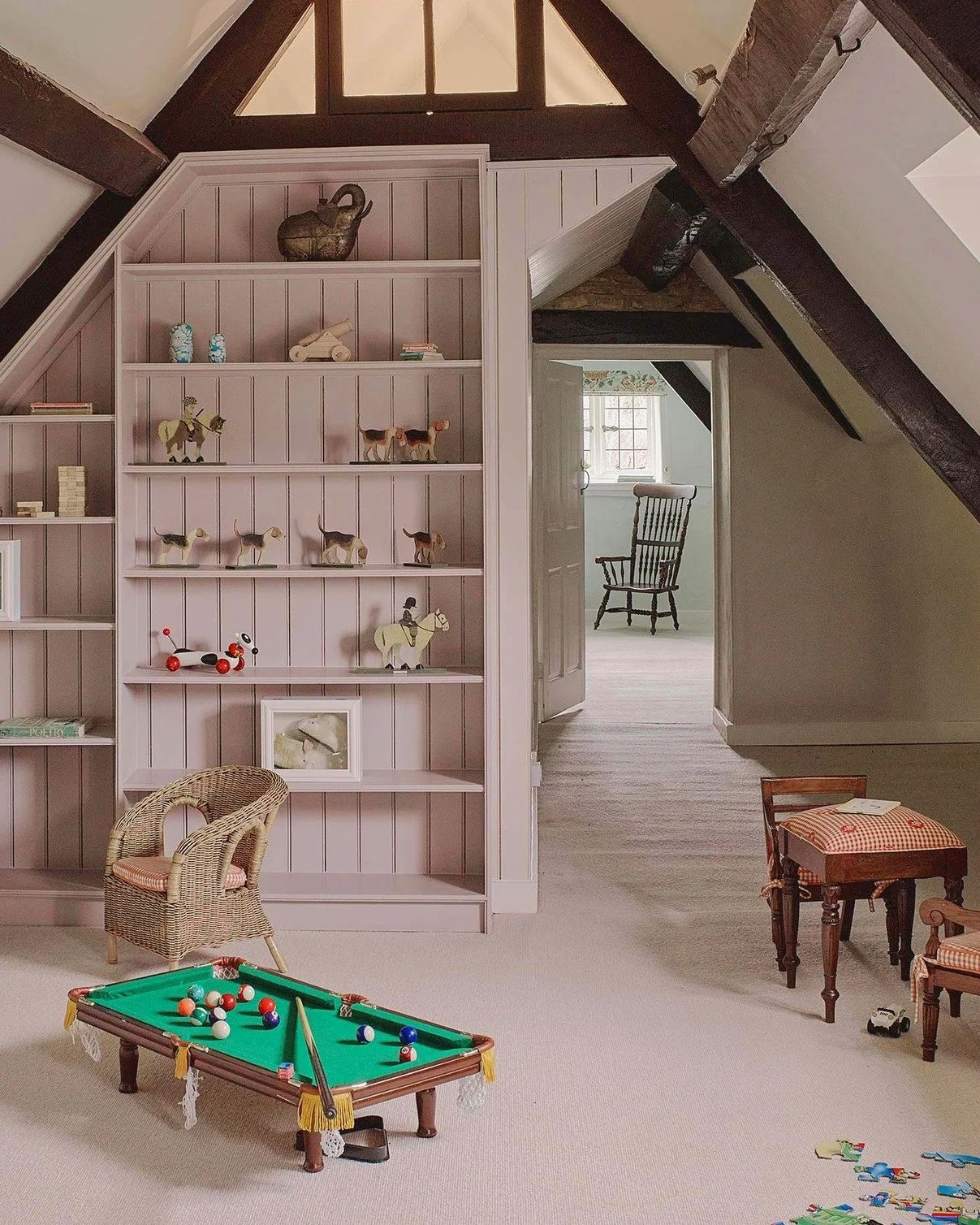 Up at the top of the house, a playroom waits for the littlest guests. Toys, books, a smart TV, a dressing-up box for rainy afternoons. Outside, swings and a slide for the energetic, and a lawn that stretches out for games and running until dinner. Py
