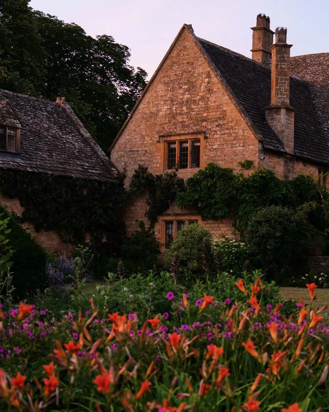As the sun drops, the garden glows.As the sun drops, the garden glows. Honey stone, soft light, two acres of quiet. Some evenings need nothing more than this.
.
.
.
.
#pyecornerhouse #broadwaycotswolds #cotswoldholiday #englishcountryhouse #visitcots