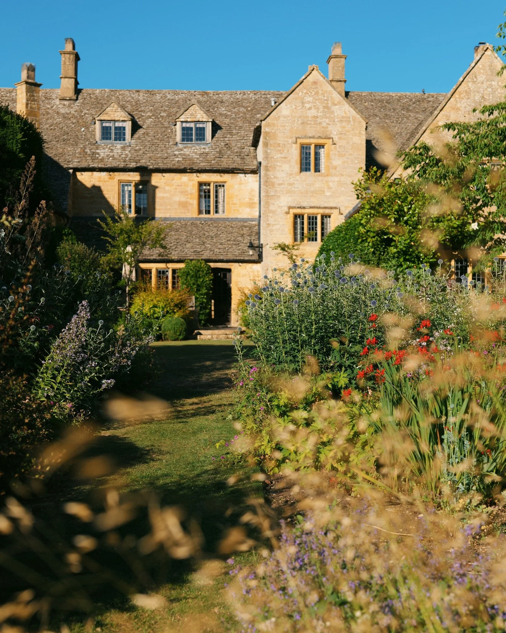 Few large Cotswolds holiday houses can match Pye Corner House's two acres of exquisite formal walled gardens. Wander between century-old topiary hedges, explore the kitchen herb garden and catch the last of the day's sun on the patio. 
.
.
.
.
#broad