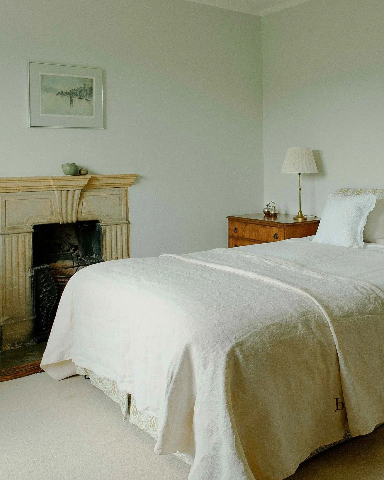 Crisp linen. Deep pillows. Beds built for sinking into after a long day outdoors.
.
.
.
.
#broadwaycotswolds #cotswoldholiday #englishcountryhouse #visitcotswolds #luxurycotswolds