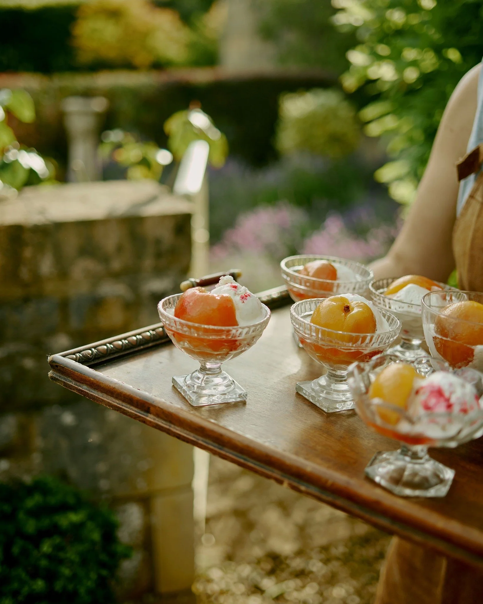 When chef @kempkitchen serves peach melba in the garden. Lucky to have her cooking for our retreat this January 2027.
.
.
.
.
#broadwaycotswolds #cotswoldholiday #englishcountryhouse #visitcotswolds #cotswoldgarden