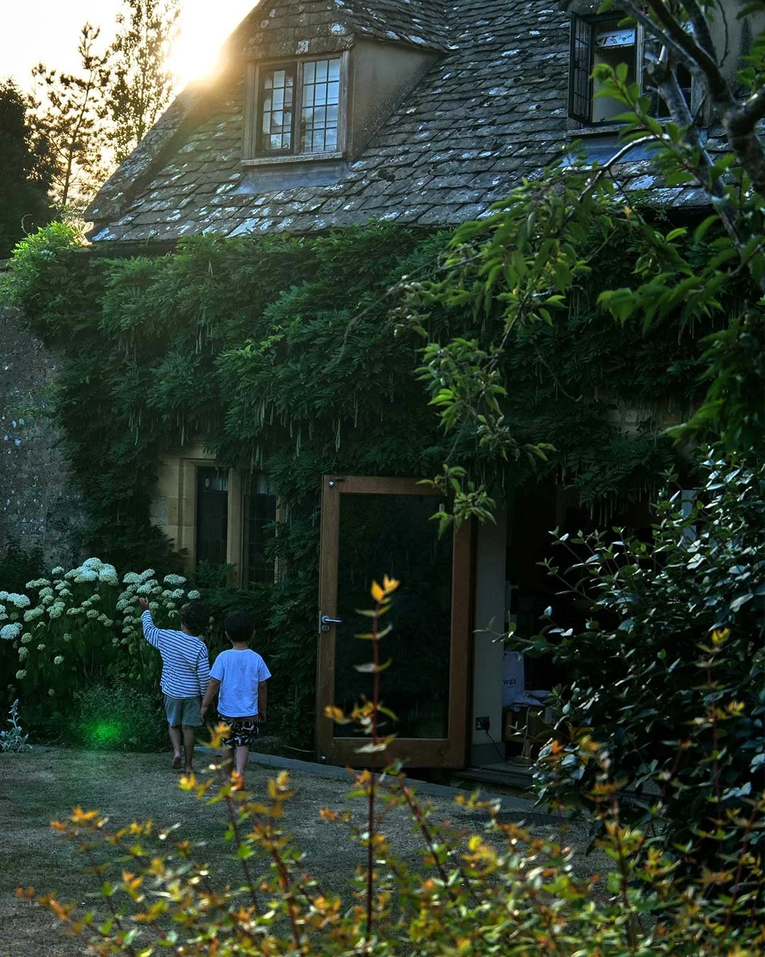 Pye Corner House is wonderful for kids. From exploring the garden to their very own escape in the playroom. Endless hours spent in the pool, lawns to play on.
.
.
.
.
#broadwaycotswolds #cotswoldholiday #familyfriendlycotswolds #englishcountryhouse #