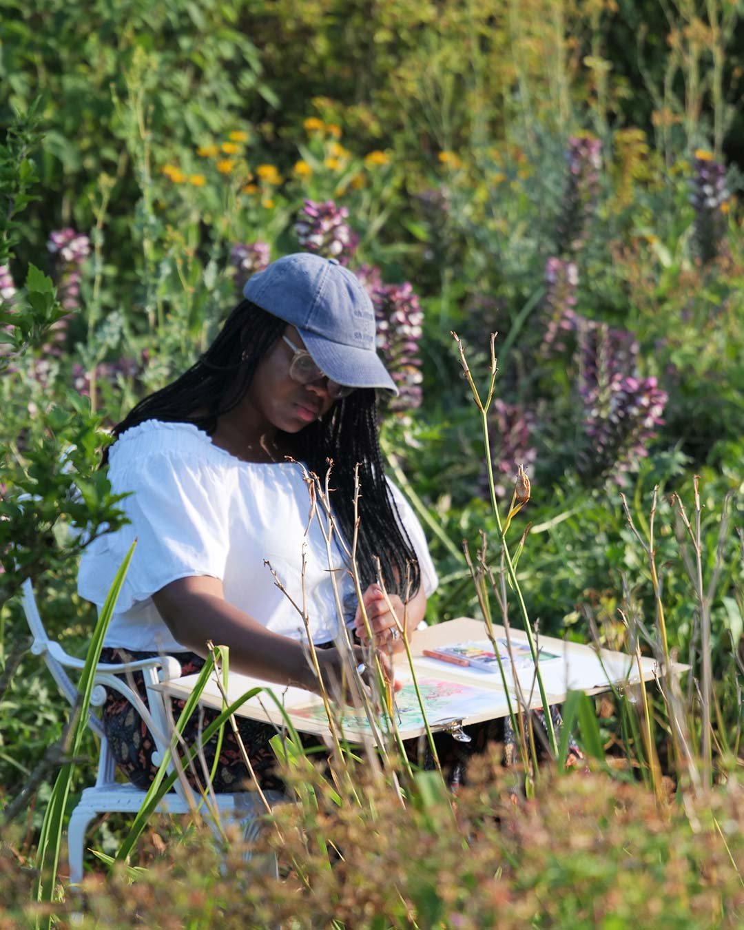 @emmybloom.ldn enjoying a quiet moment taking in the garden and drawing on retreat with artist @lisakinglondon. Don't miss out on our January retreat, details are on our website.
.
.
.
.
#CotswoldsRetreat #ArtRetreat