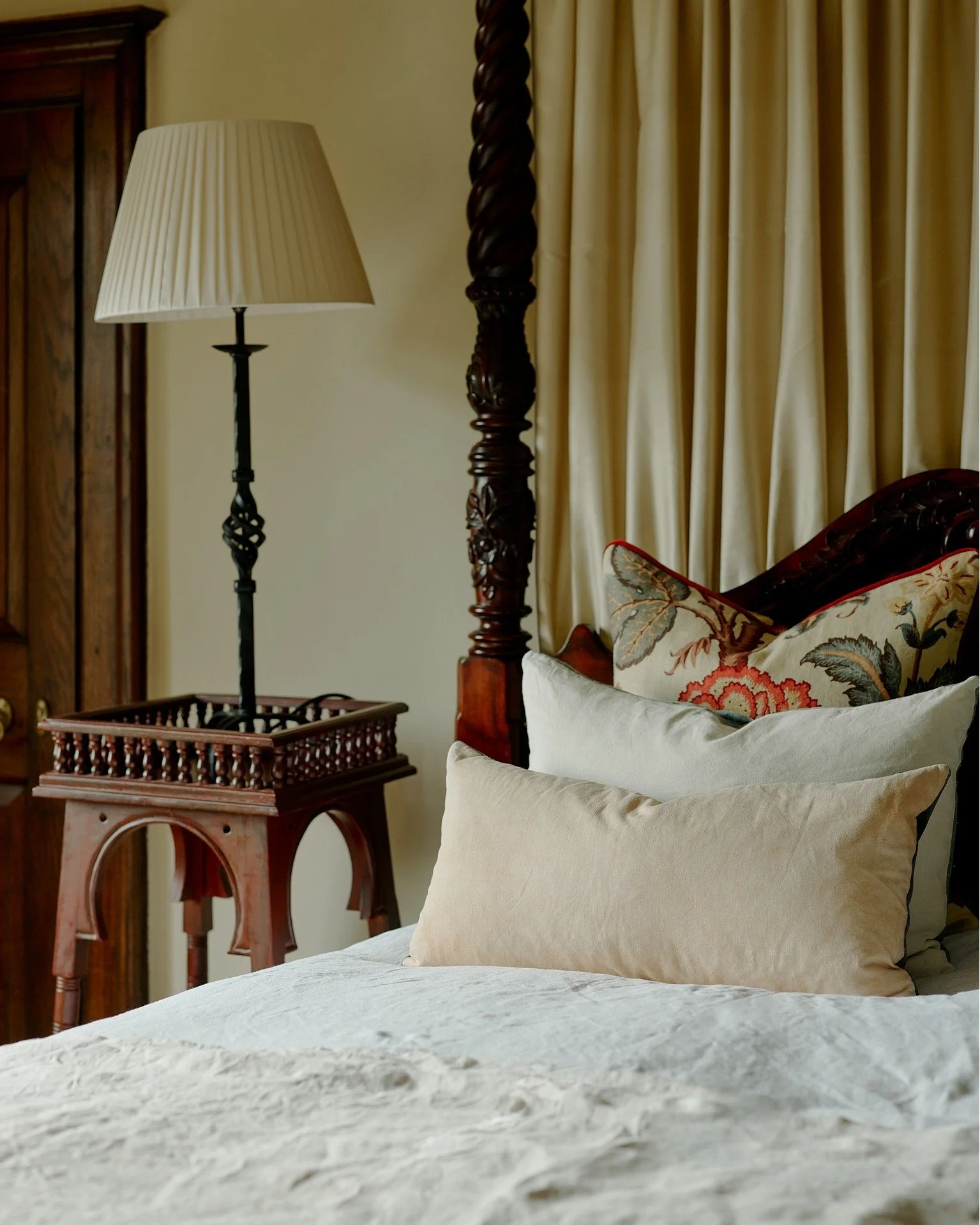 A hand-carved four-poster, antique furniture and layered linens. The little details that make a Cotswolds stay at Pye Corner House feel like home.
.
.
.
.
#Cotswolds #luxurymanorhouse