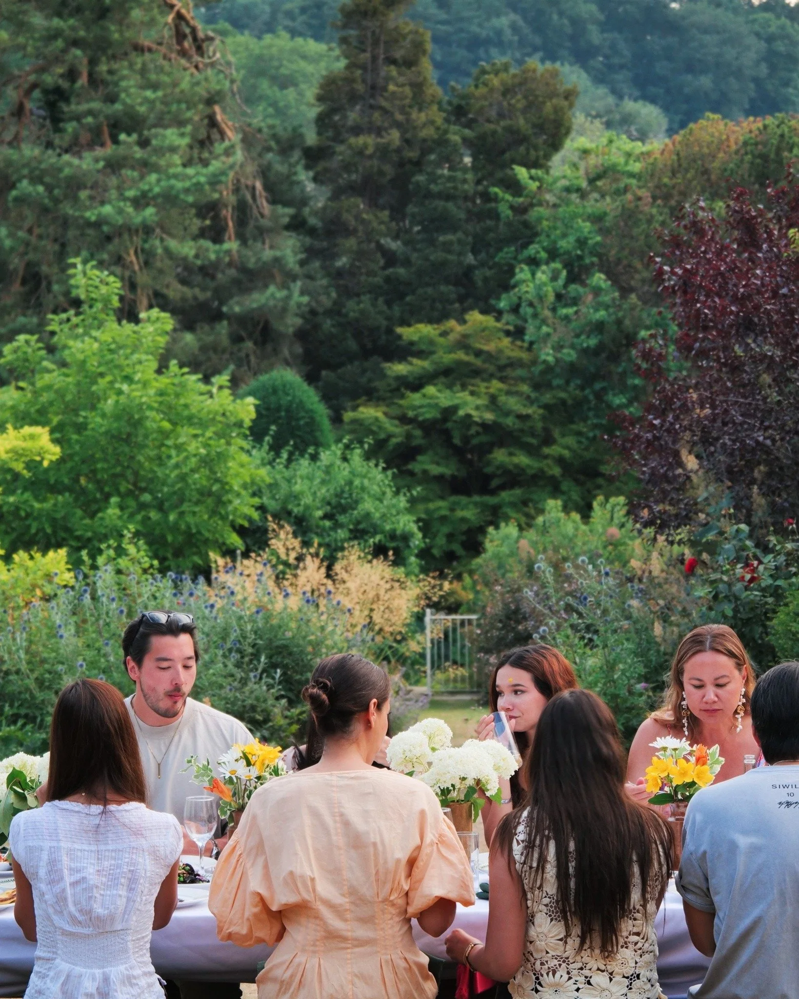 Pye Corner House is for gathering the ones you love. Long tables set outside, good food, and the Cotswolds countryside all around. These guests were lucky enough to enjoy a table full of beautiful food by the chef @allegradagostini 
.
.
.
.
#PyeCorne