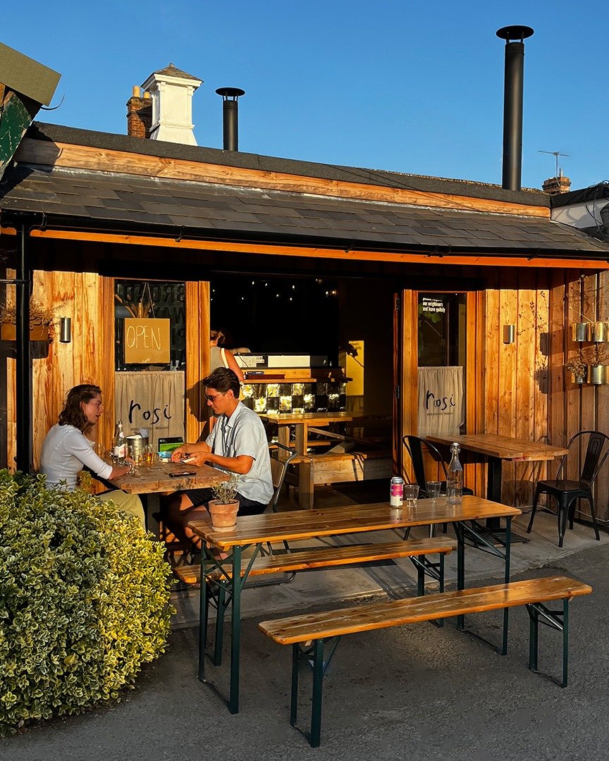 Tucked away down Kennel Lane you'll find @rosi.cotswolds, Roman-style wood-fired pizza made with local, seasonal ingredients. Thin, crispy, and absolutely delicious. A lovely walk from Pye Corner House. 
.
.
.
.
#CotswoldsEats #romanpizza #seasonalin