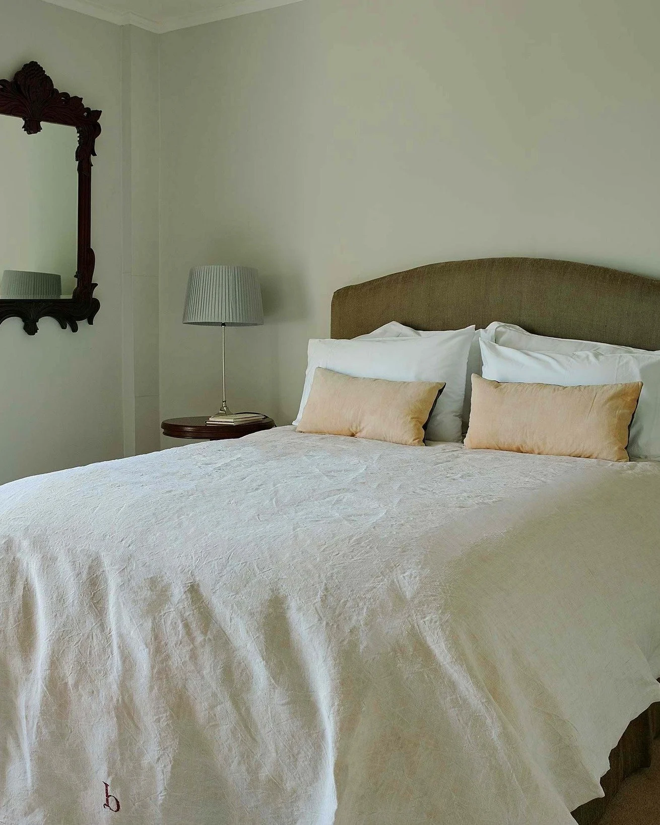 Deep, sumptuous beds and a room that feels like your own. Wherever your day has taken you, drift off in comfort and style at Pye Corner House.
.
.
.
.
#cotswoldsmanorhouse  #luxuryselfcatering  #StayInStyle #cotswolds  #broadwayvillage