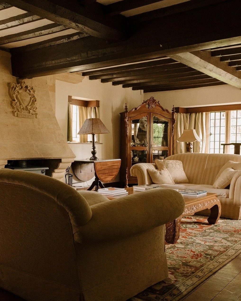 Deep sofas, an inglenook fireplace, and centuries of detail overhead. From the timber beams to the carved stone crest, every corner of the sitting room at Pye Corner House has a story.
.
.
.
.
#CotswoldsCharm #InteriorDetails #historichomes #worldofi