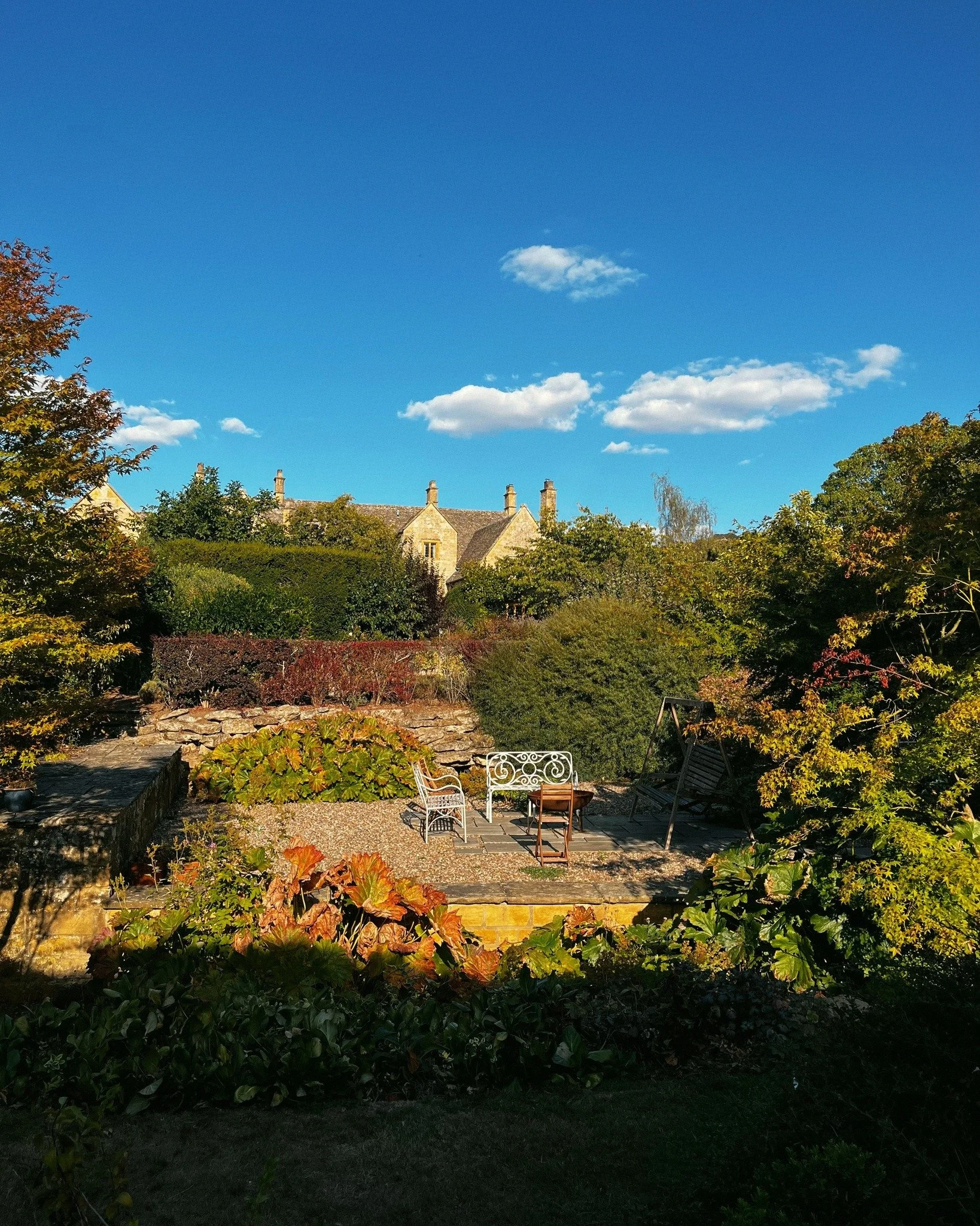 A picture perfect day at Pye Corner House, with a hint of red on the leaves, an early sign of the changing seasons.
.
.
.
.
#CotswoldsAutumn #ChangingSeasons #CotswoldsCharm #autumnleaves