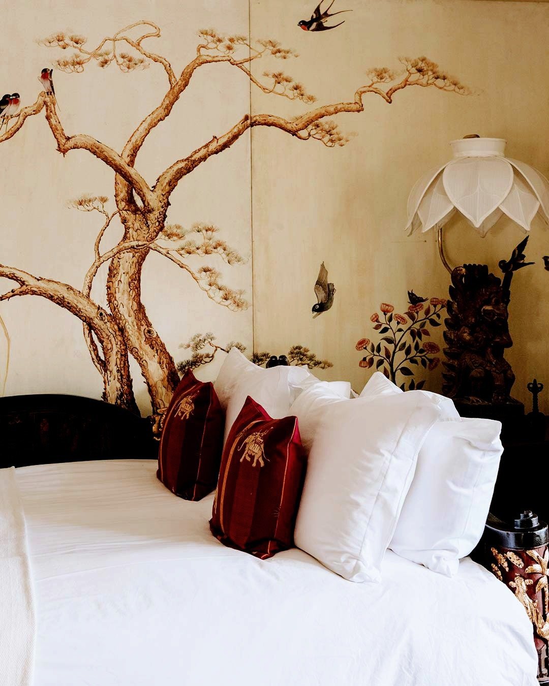 The master bedroom at Pye Corner House. An opium bed, surrounded by handpainted Japanese screens. Get in touch to book your stay.
.
.
.
.
#Chinoiserie #CotswoldsCharm #worldofinteriors