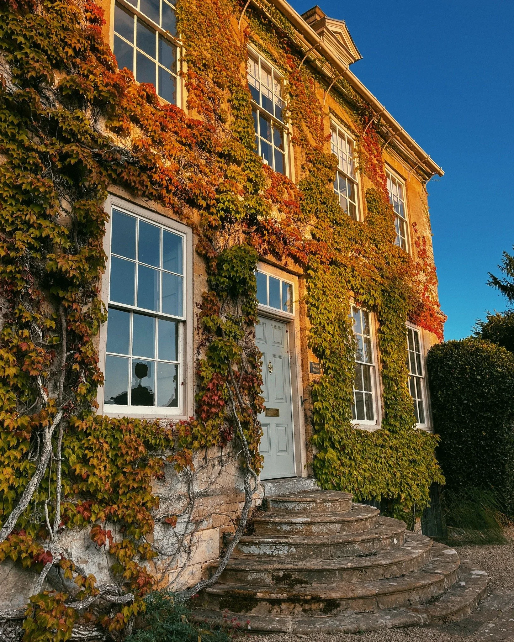 A walk into the village takes you past ivy-covered houses, the local church glowing in golden Cotswold stone and the prettiest flower boxes.
.
.
.
.
#CotswoldsVillage #CotswoldsCharm #broadwayvillagecotswolds
