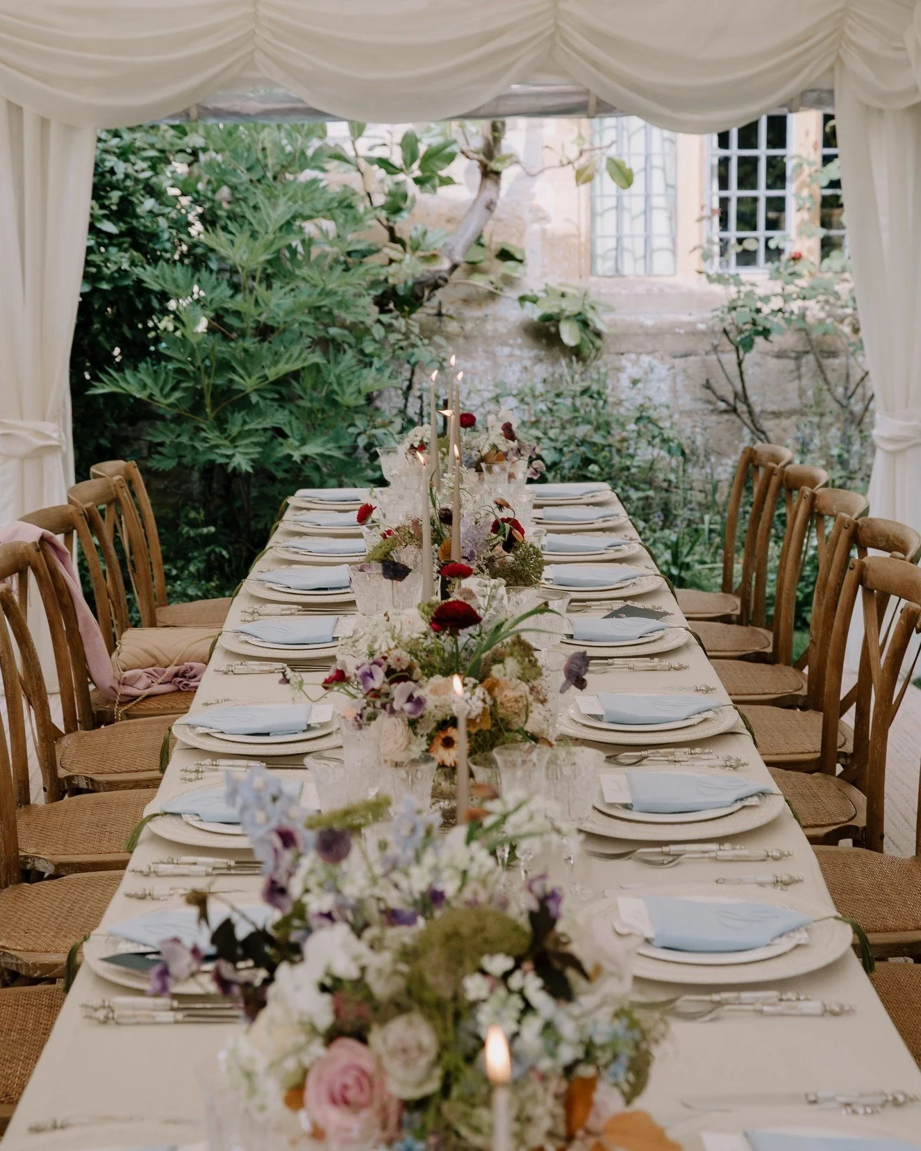 An incredibly beautiful wedding at Pye Corner House. The kind of day where every detail, the table, the flowers, the quiet corners of the garden, seemed to come together at once.

Photographs by @taggartphotographic 
Wedding of @diananoojin 
Flowers 