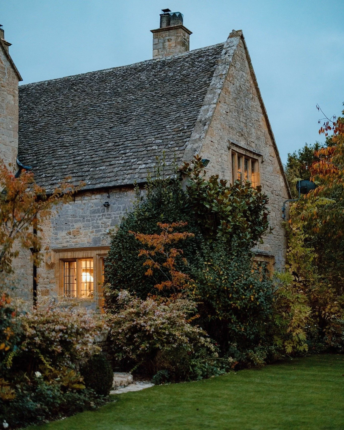 Autumn is arriving at Pye Corner. Cooler nights, warm light inside, and the garden slowly turning gold. Our favourite time of year.
.
.
.
.
#broadwaycotswolds #cotswoldholiday #englishcountryhouse #visitcotswolds #autumninthecotswolds #cotswoldautumn
