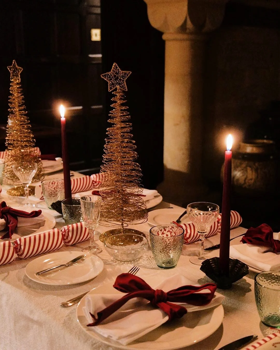 Few places do Christmas quite like the Cotswolds. Honey-stone villages lit for the season. Frost across the fields. The whole area feels magical. At Pye Corner House, a table dressed for the season. Mince pies from the deli. Trees lit and twinkling. 