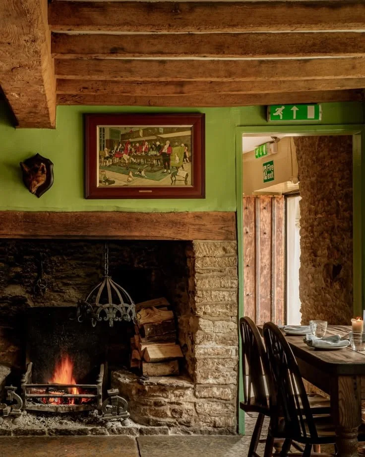 Open fires. Low beams. A proper pint. Cotswolds pubs come into their own this time of year. A few of our favourites, each a nice drive from Pye Corner House. Take the scenic route and explore along the way.

@thebelllangford
A village pub near Lechla