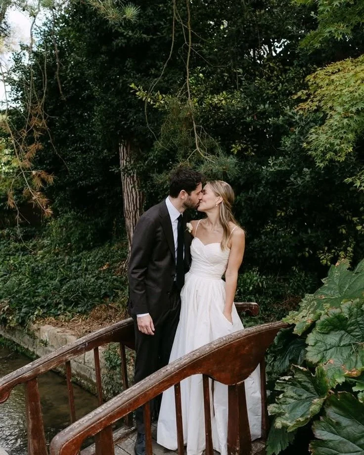 A wedding venue in the heart of Broadway village.

Two beautiful churches, less than five minutes&rsquo; walk away. Three acres of gardens. Luxurious interiors with a unique Anglo-Indonesian character. Pye Corner House has hosted many magical recepti