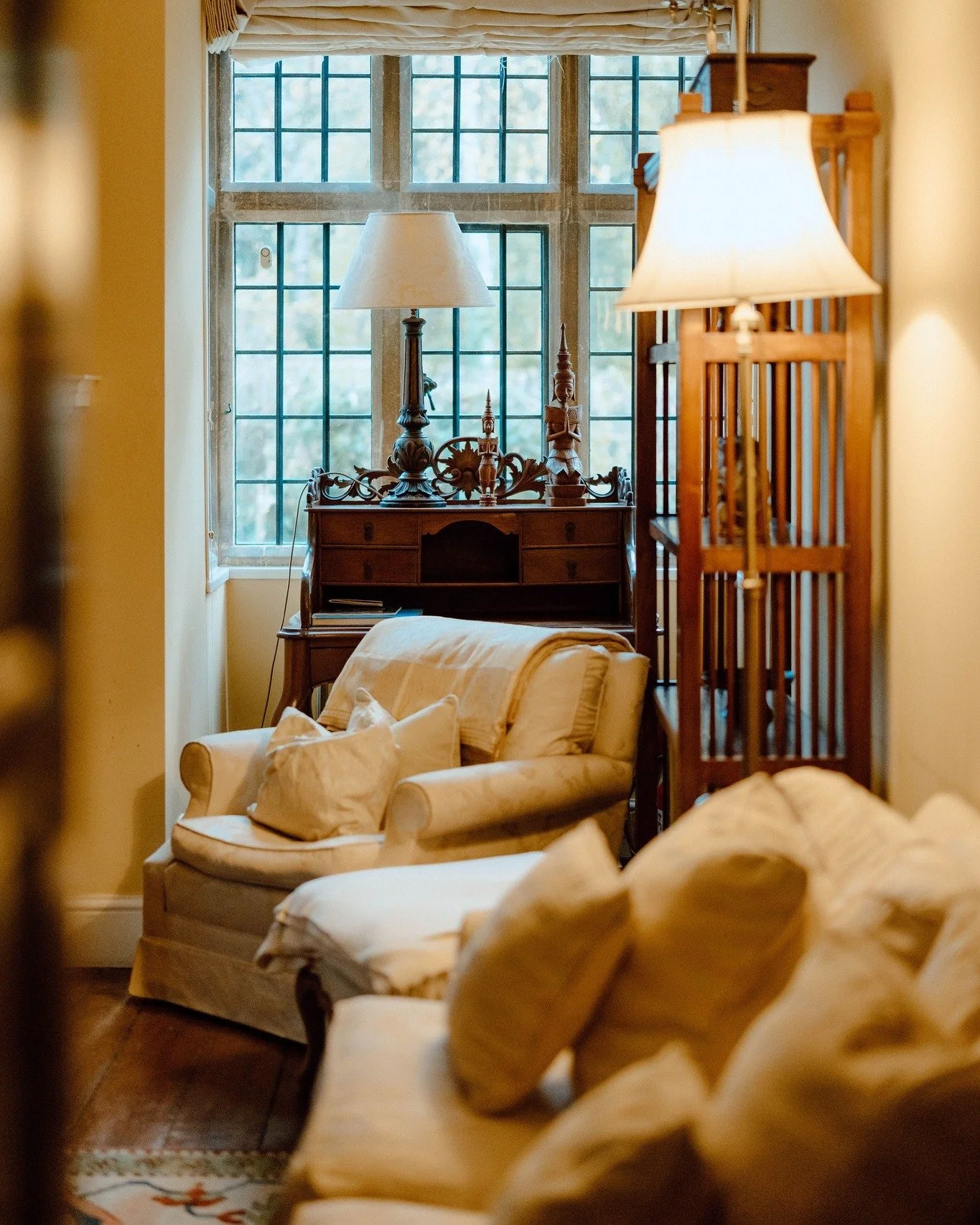 Cosy interiors, curated with a collector&rsquo;s eye. Antiques gathered from around the world, each with a story of its own. 
.
.
.
.
#broadwaycotswolds #cotswoldholiday #englishcountryhouse #visitcotswolds #antiqueinteriors