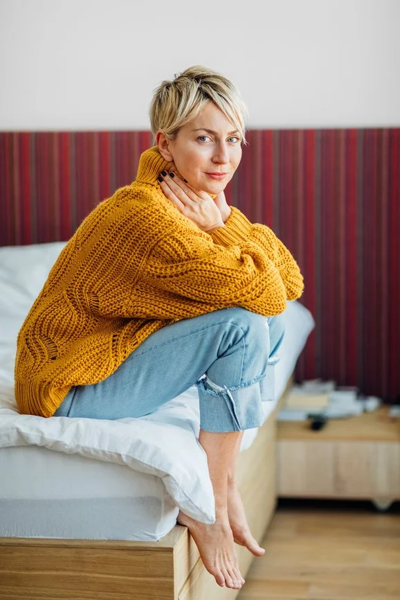 This is a middle-aged woman who is posing for the camera. She represents women who have been diagnosed with ADHD in midlife and have found support from working with Jessika Fruchter, LMFT. Jessika Fruchter, LMFT, offers therapy for women with ADHD.