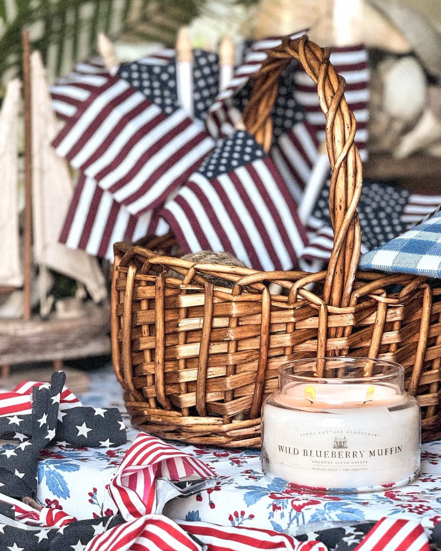 Red, white and blue summer vibes with wild blueberry muffin 🕯️.

📸 &mdash;&gt;&gt; @krystlemarienickels