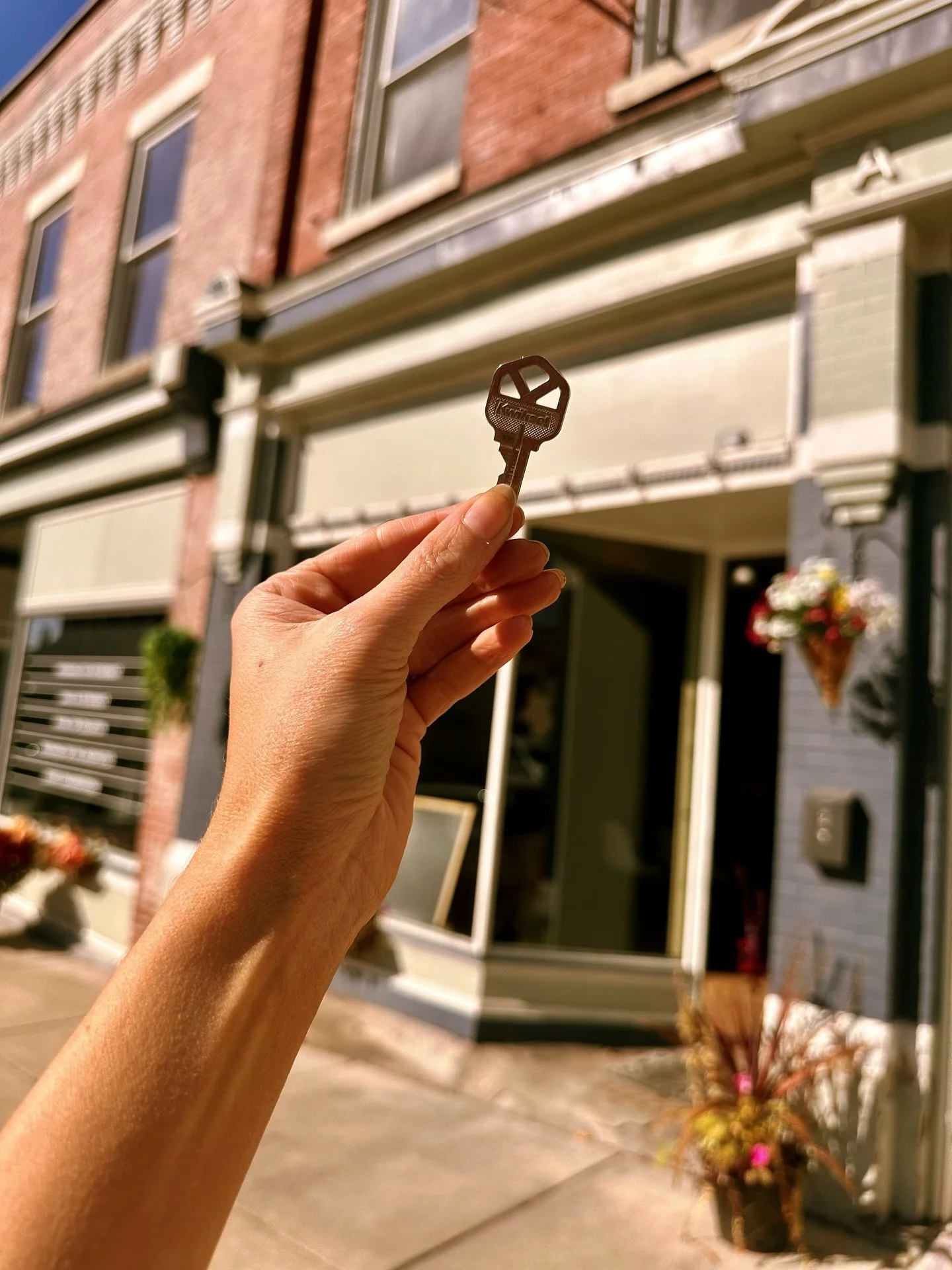 GOT THE KEYS 🔑
Stone Cottage Apothecary is getting a storefront!!!!!!
See you Small Business Saturday 🤍💃🏼🕯️

#shopsmall #smallbusinesssaturday #stonecottageapothecary #wheelingwv