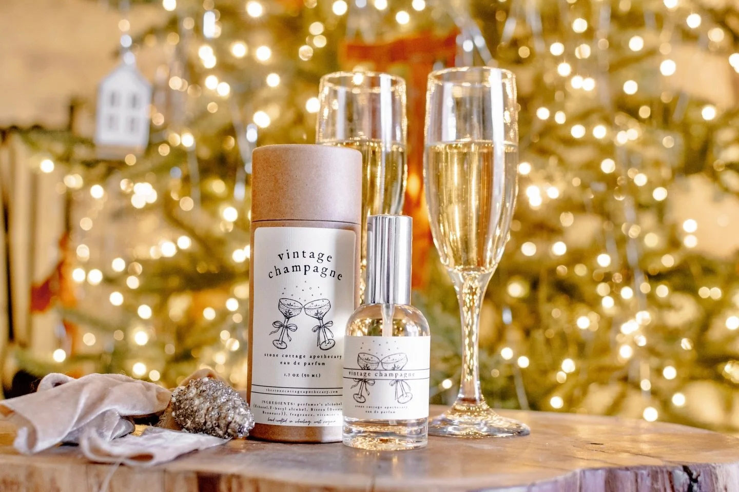 🥂 vintage champagne 🥂 
⠀⠀⠀⠀⠀⠀⠀⠀⠀
An effervescent, sparkling fragrance with notes of champagne, melon, freesia and musk. Perfectly paired with sequins for holiday party season 👌🏻. This one has been very popular in the store so far! 

Plus - a year