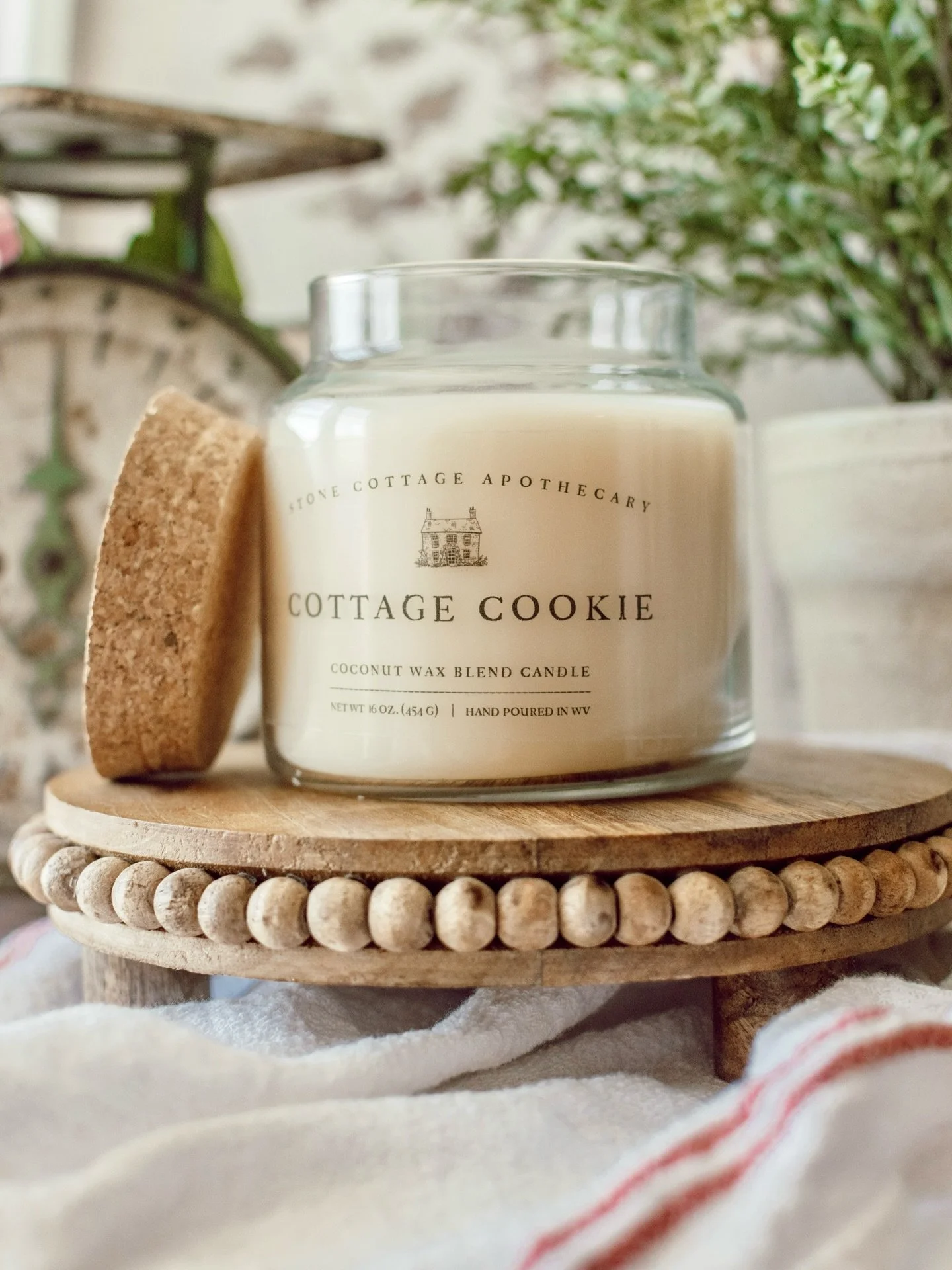 Fresh baked comfort, straight from the cottage 🍪
Cottage Cookie is a year-round favorite for a reason &mdash; sweet sugar crystals, soft cookie dough, and a buttery vanilla finish that smells like something just pulled from the oven. Cozy, familiar,