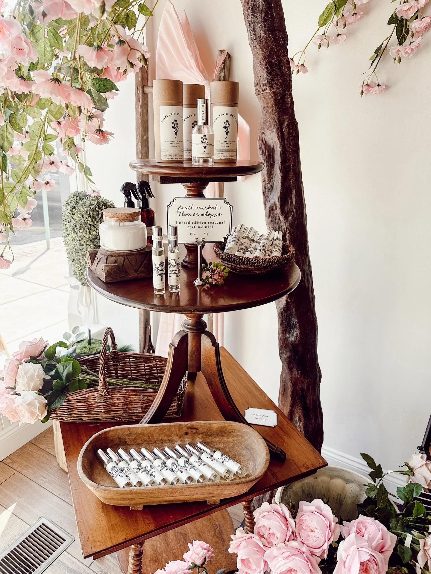 All this sunshine has us reaching for a new spring perfume 🌸. So many new arrivals are popping up in store and it&rsquo;s the perfect Saturday to come shop! 

🍋💐 BRAND NEW fruit market + flower shoppe limited edition seasonal perfume minis. Eau de