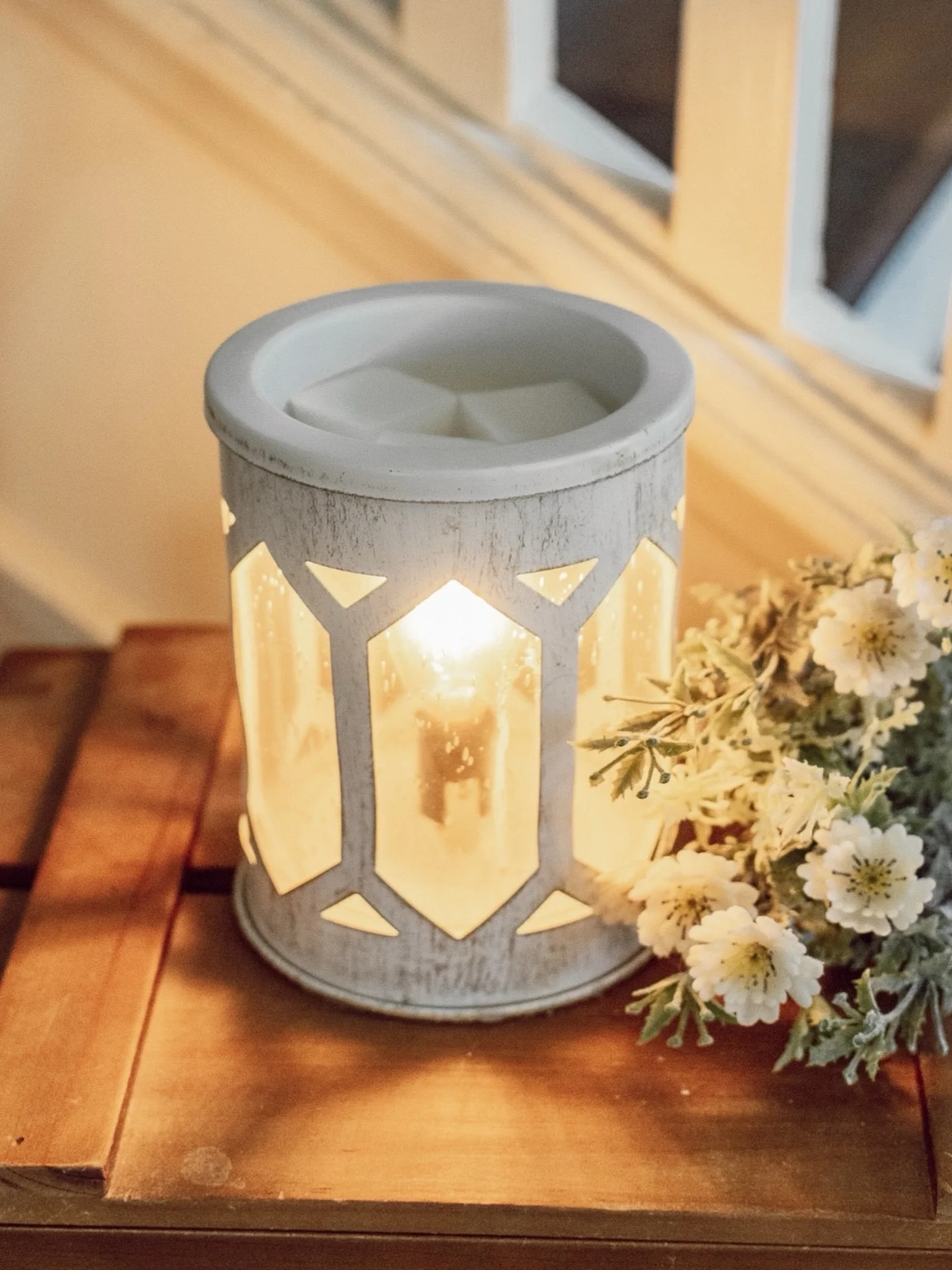 POV: your house smells incredible and the lighting is ✨immaculate✨

Our White Arbor Wax Melter fills your space with the softest glow while your favorite Stone Cottage wax melts slowly release their fragrance.

The ultimate cozy home ritual. 🤍