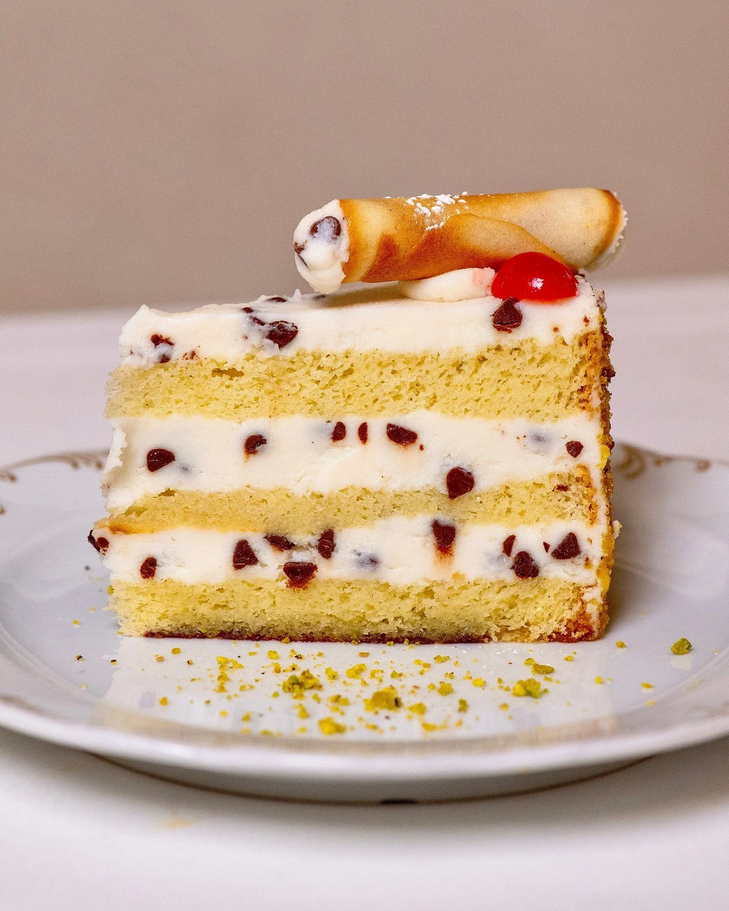 Your favorite cannoli, dressed up for dessert. 🍰✨⁠
⁠
Our Italiano Cannoli Cake layers vanilla sponge with ricotta cream, sweet chocolate chips, and pistachio. Save room for a slice.