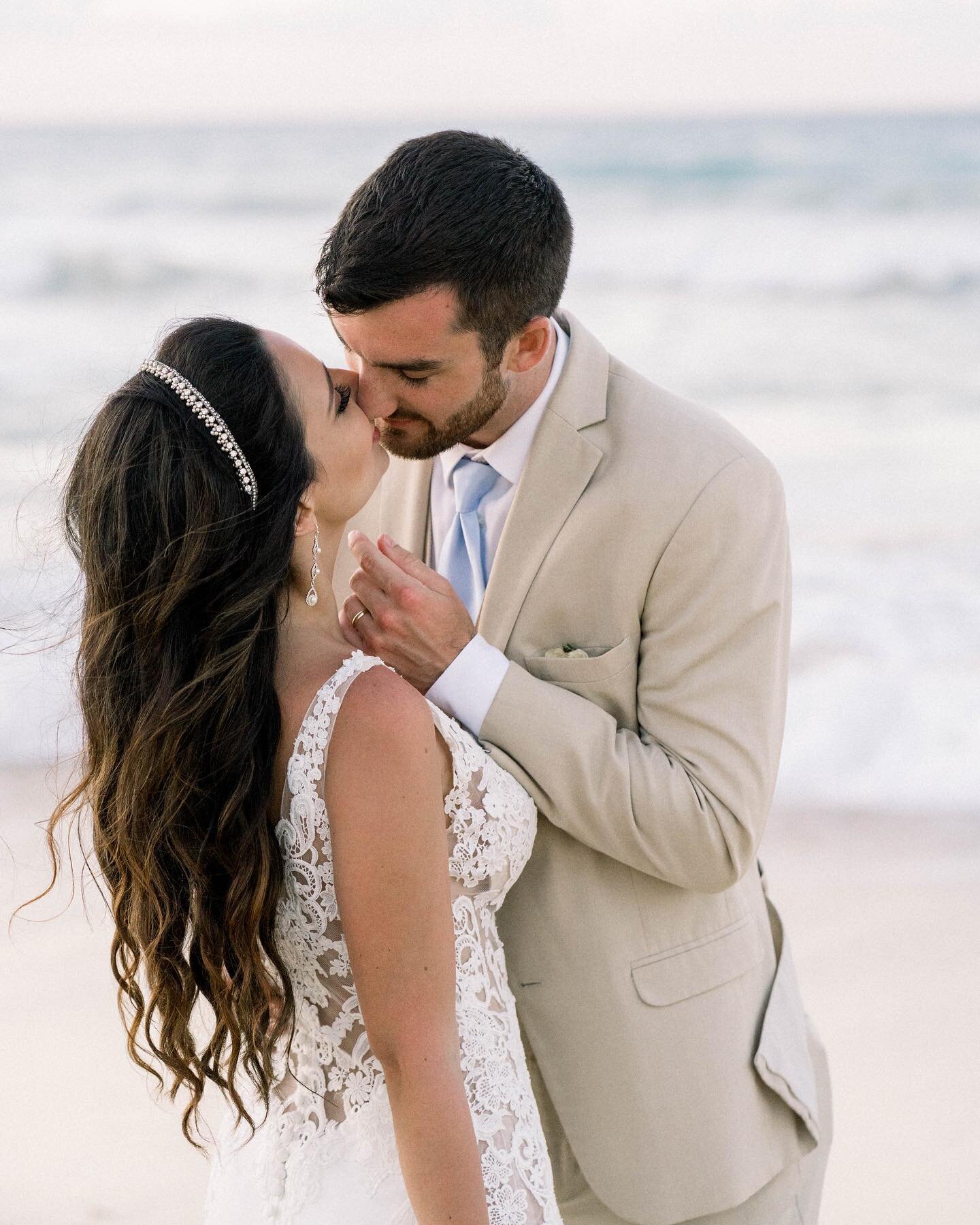 When you get to photograph one of your BFF&rsquo;s wedding ❤️
I truly love to photograph my friends, it is inspirational to see the people that I love getting married. 

Yes, I did cry when I saw you getting married @karinifsant 😭😘🥰

The wedding w