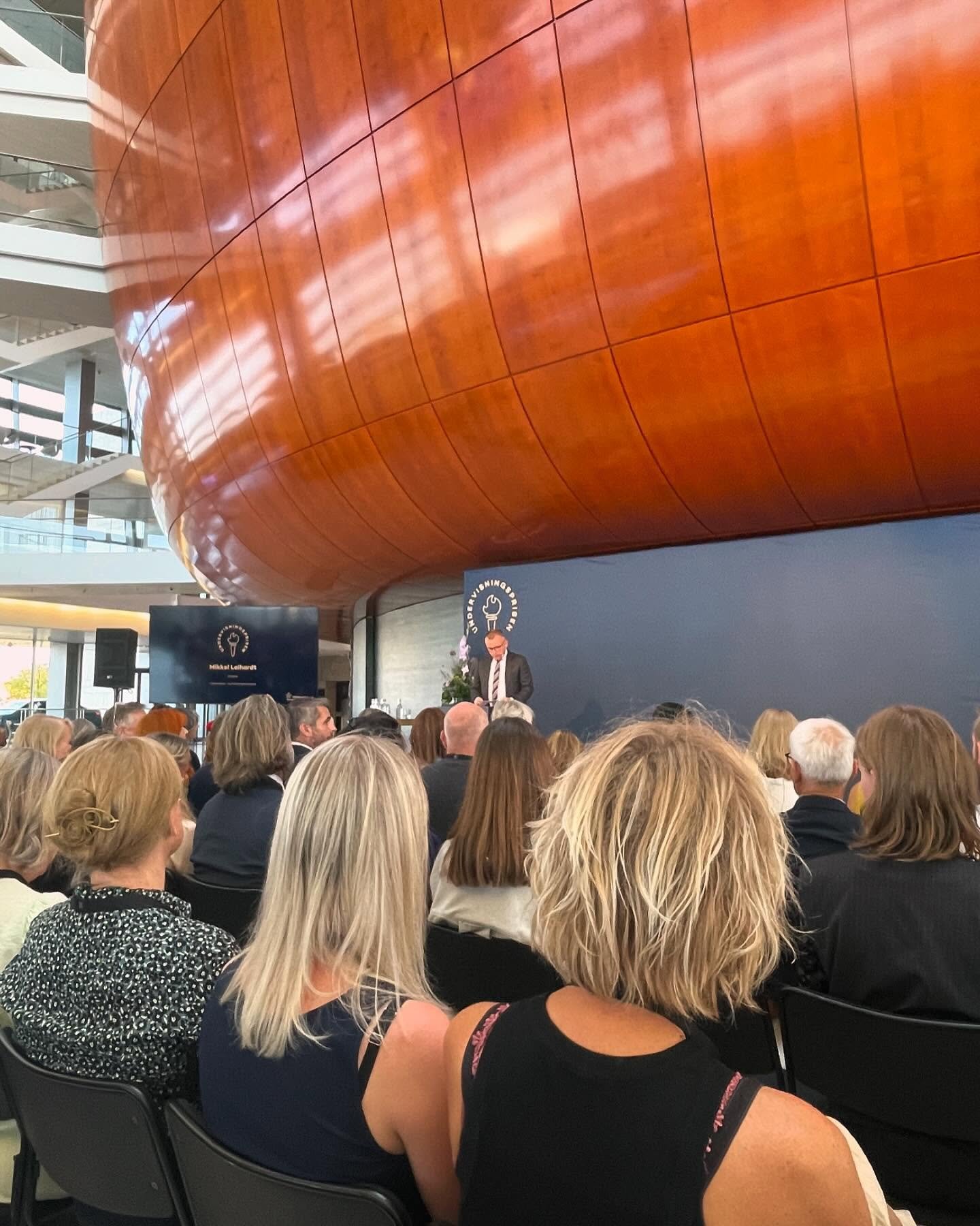 I g&aring;r havde vi forn&oslash;jelsen at deltage til undervisningsprisen, hvor @linekjaerc holdt en fantastisk tale om hvad en god underviser er. Tillykke til alle prismodtagere. #undervisningsprisen #OPS