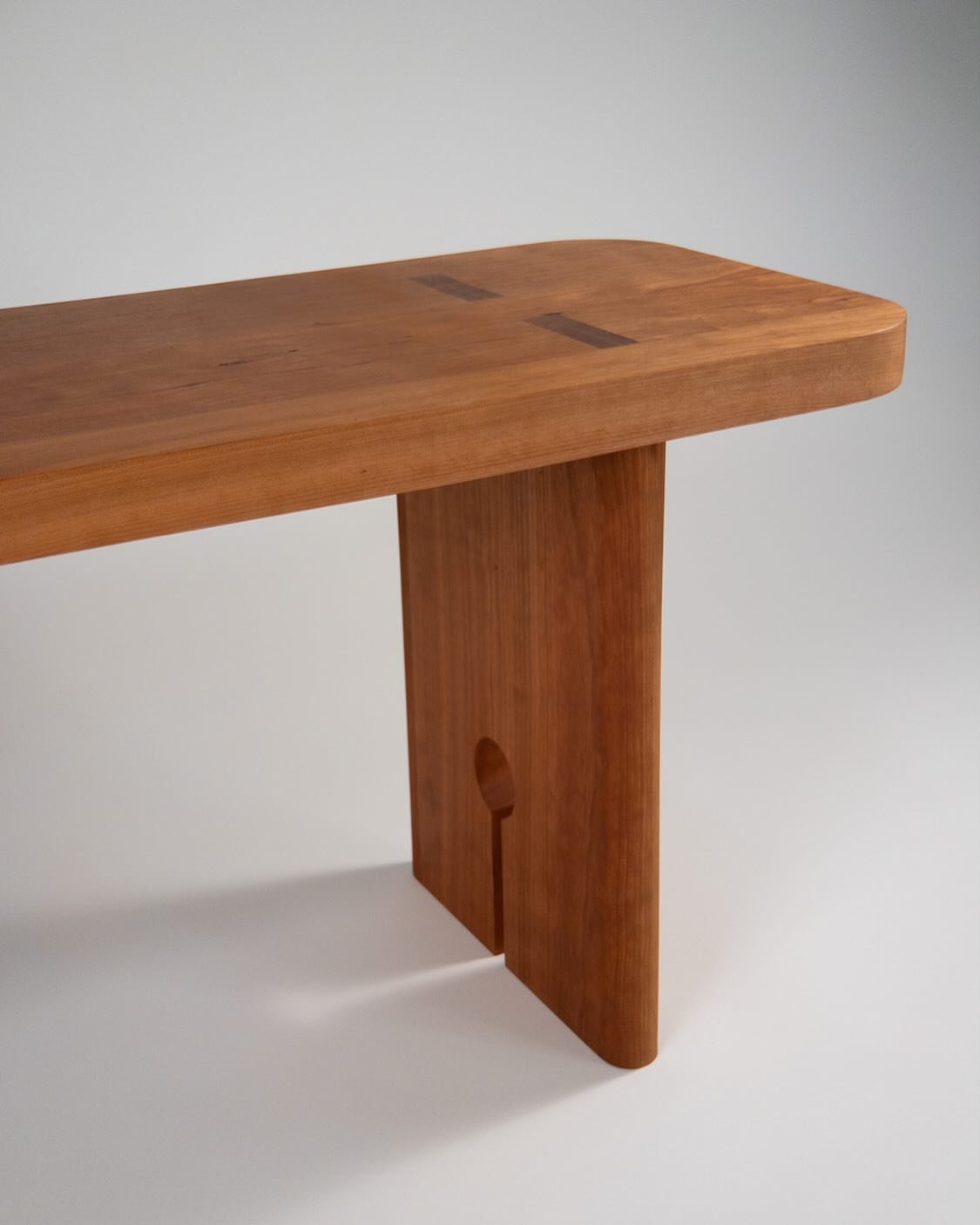 ✨The Gallery Bench✨

One more for that shadow look 😮&zwj;💨

This bench and more original works are available for purchase. Check out what&rsquo;s current on my website codawoodstudio.com.

#finefurniture #customfurniture #cherrywood #cherryfurnitur