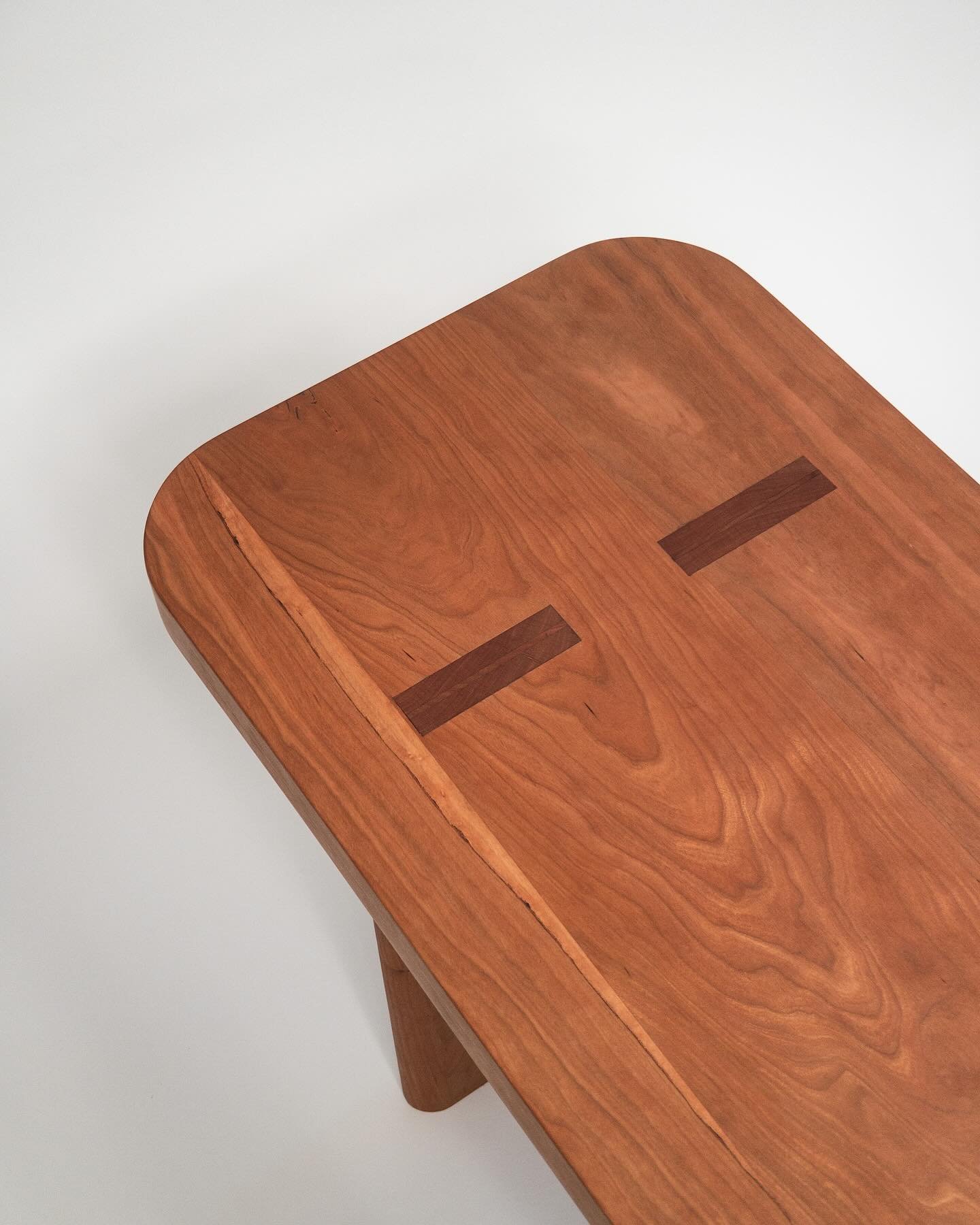 ✨The Gallery Bench✨

Wedged through tenons hold the three parts together, a joint so lovely in its natural contrast of face grain to end grain 😍

The Arts &amp; Crafts movement always loved an exposed joinery moment. Morris and Stickley wanted you t