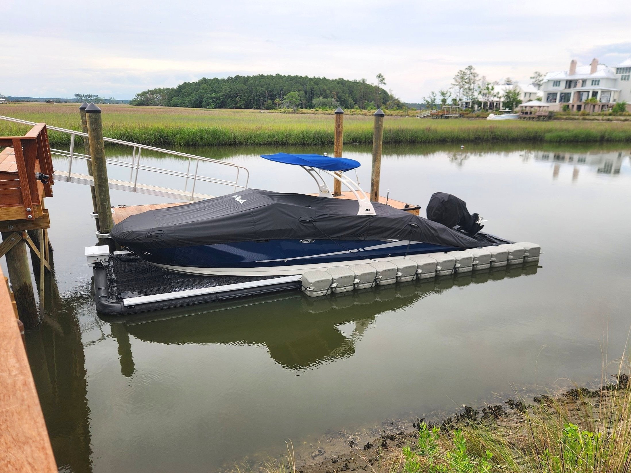 27' SeaRay in 31x10 Solstice SeaPen, South Carolina