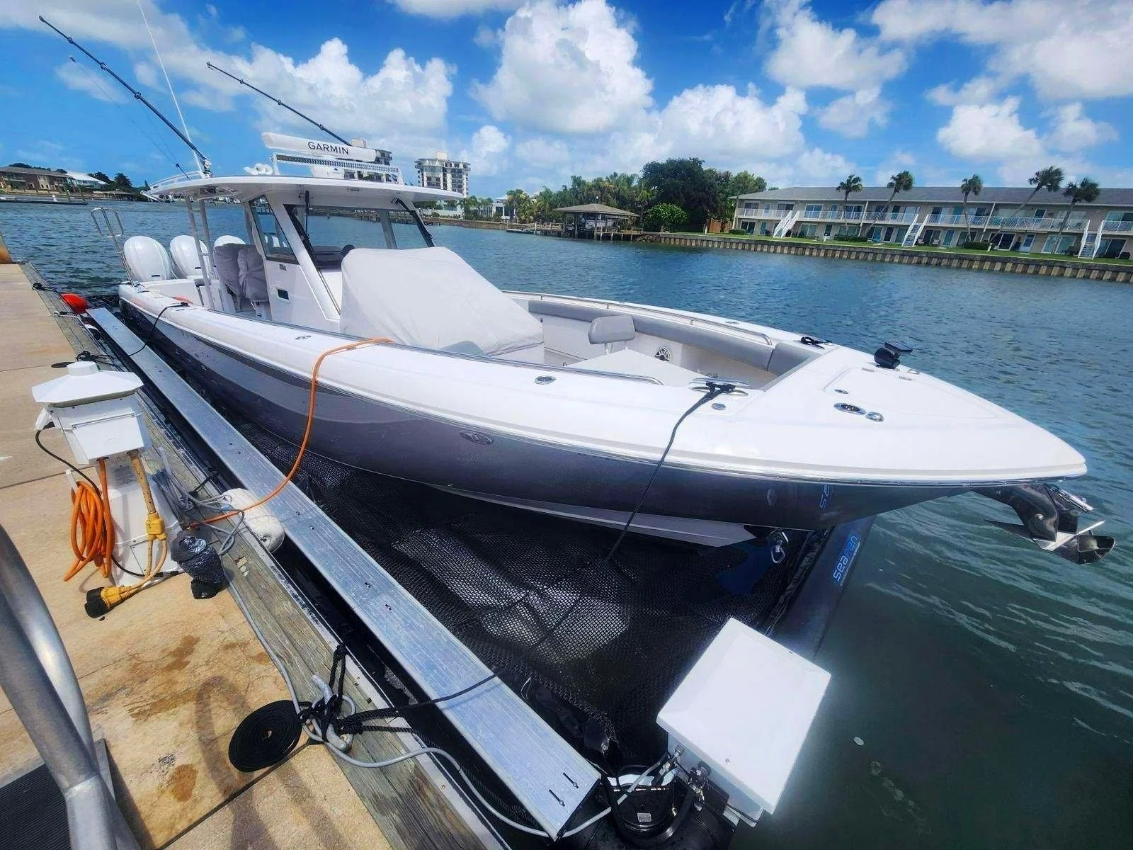 42' Everglades in 45x15 Solstice SeaPen, Florida
