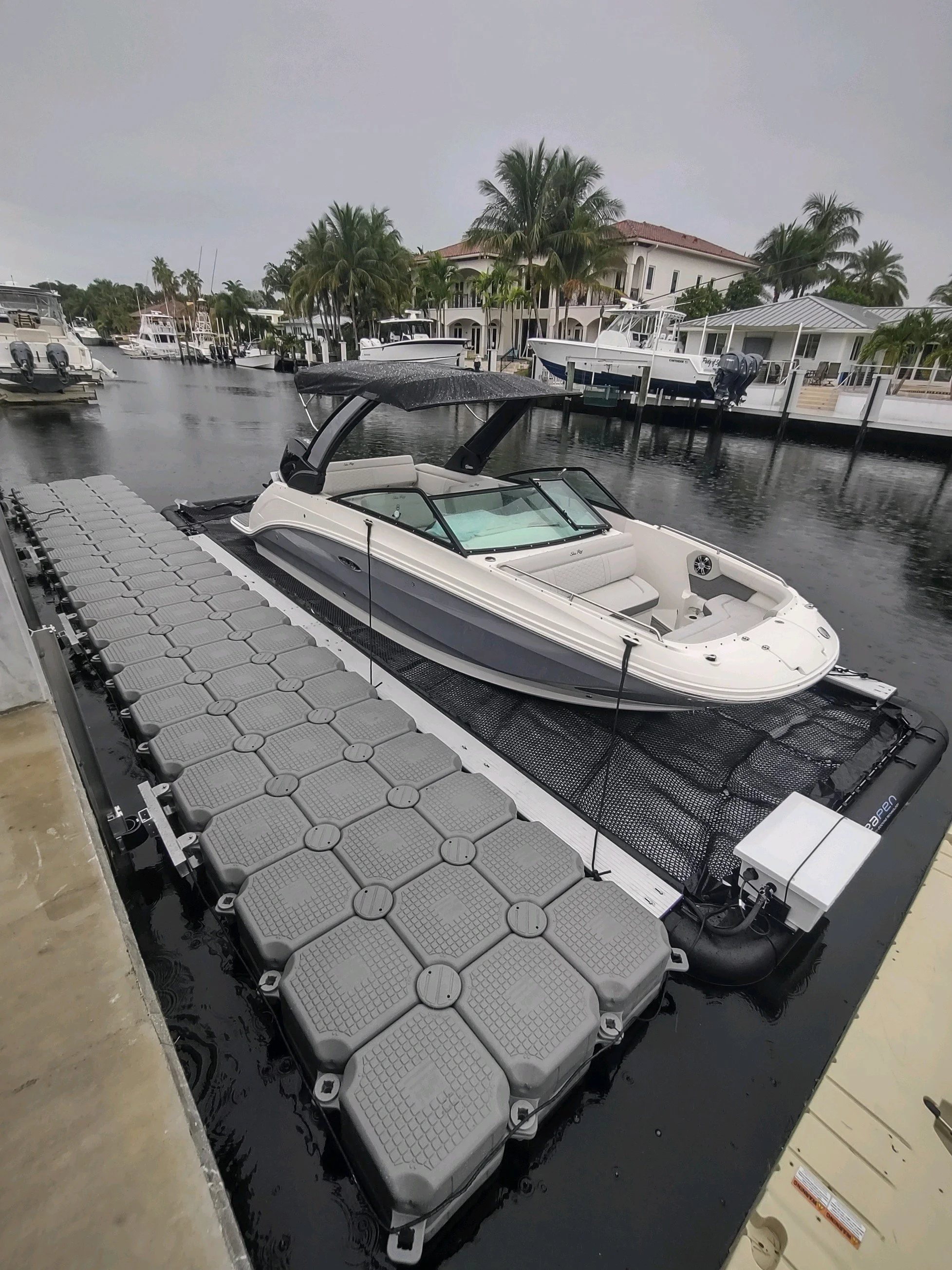 25' SeaRay in 31x10 Solstice SeaPen, Florida