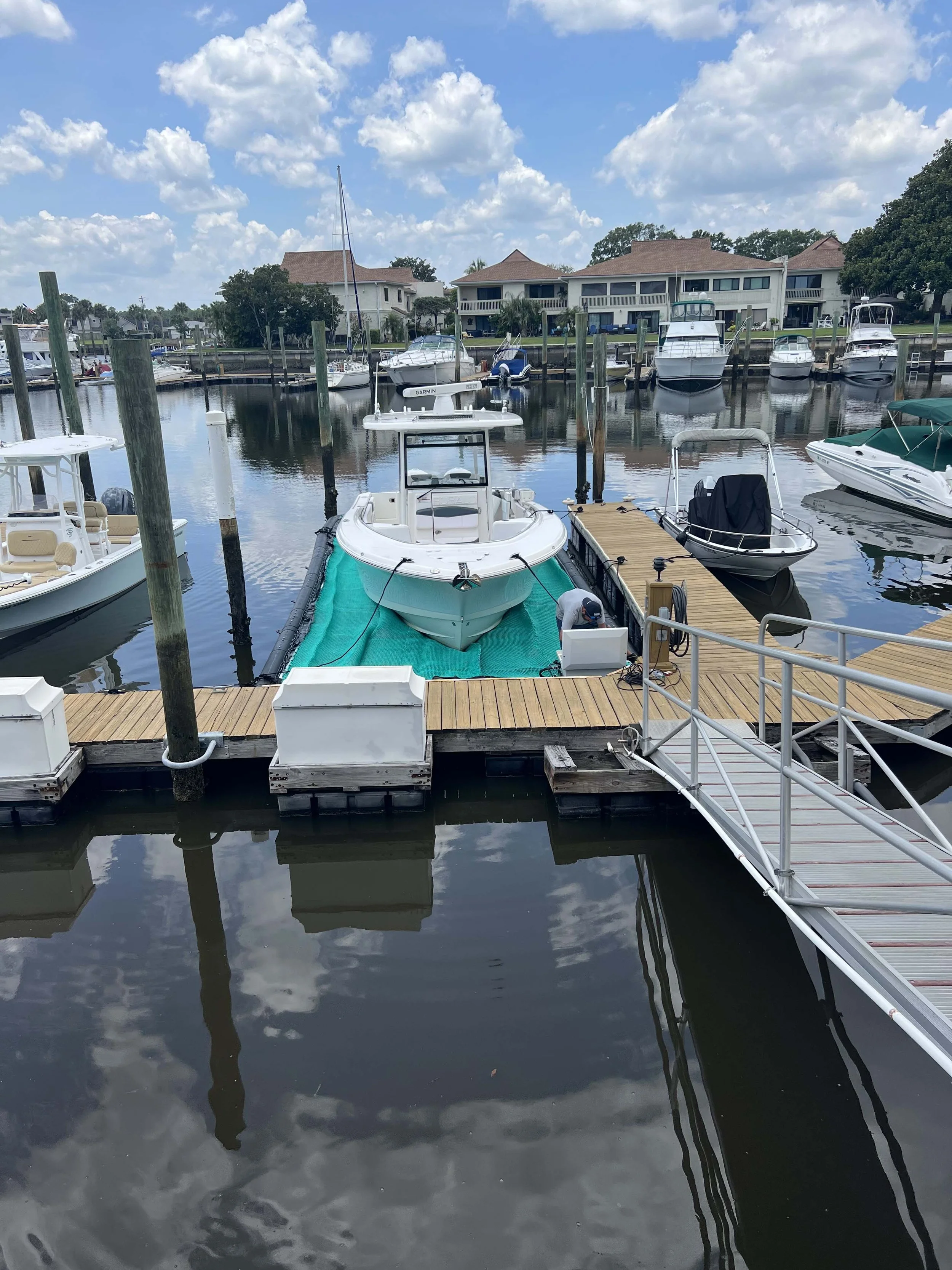 30' Robalo in 35x13 Solstice SeaPen, Florida