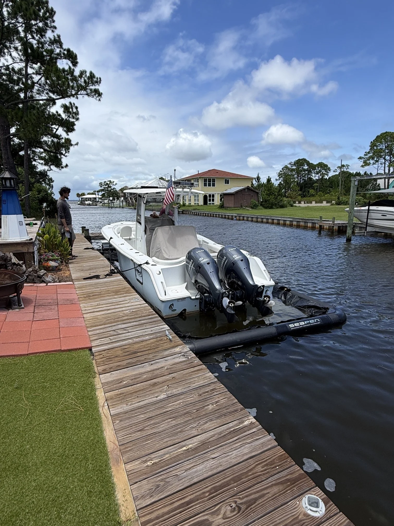 24' 239 Sea Hunt in 31x10 Solstice SeaPen, Pensacola, Florida