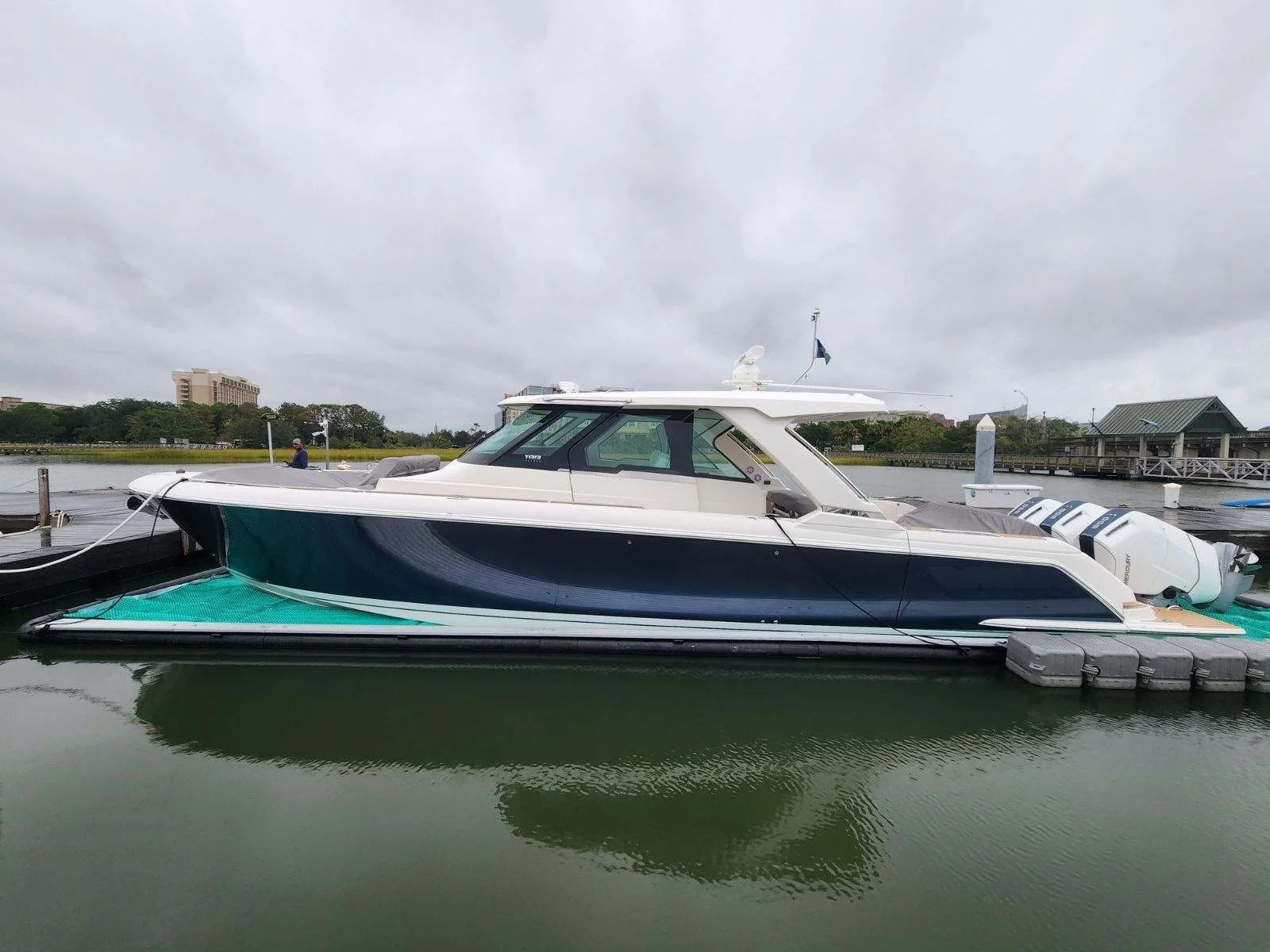 48' Tiara in 51x15 Solstice SeaPen, South Carolina