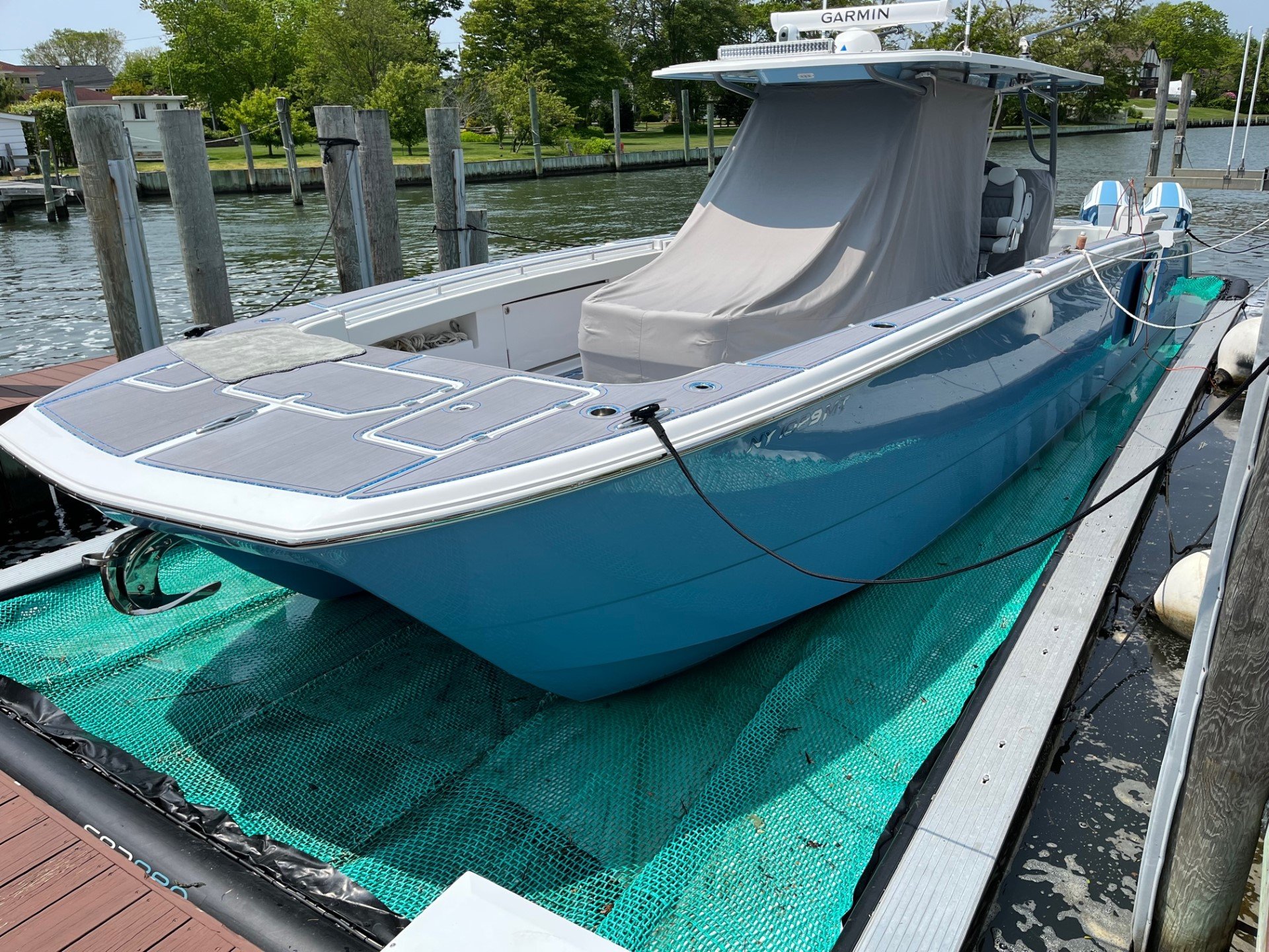 40' Invincible Bayshore in 45x15 Solstice SeaPen, New York