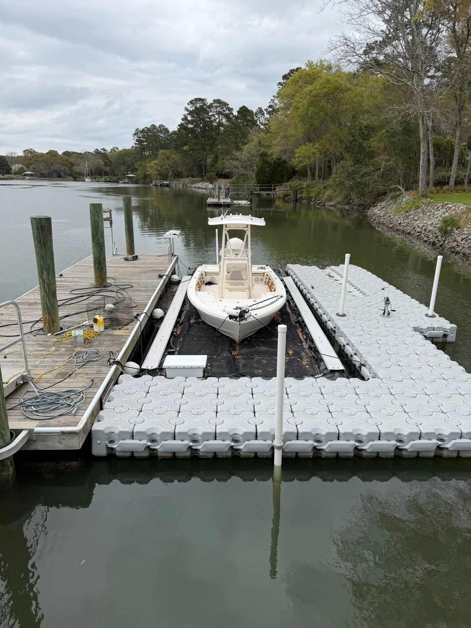28' Seahunter in 31x10 Solstice SeaPen, South Carolina
