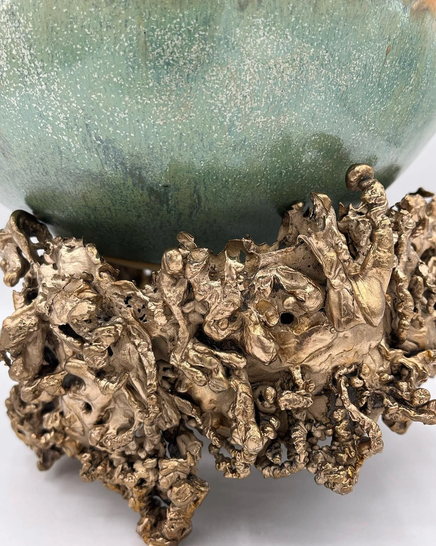 I love exploring the relationship between various materials, textures and forms. Metal and ceramic can be a particularly beautiful pairing. This ceramic vessel was wheel thrown and glazed with studio glaze from @viaclay (#73 + slip on bisque ware) an