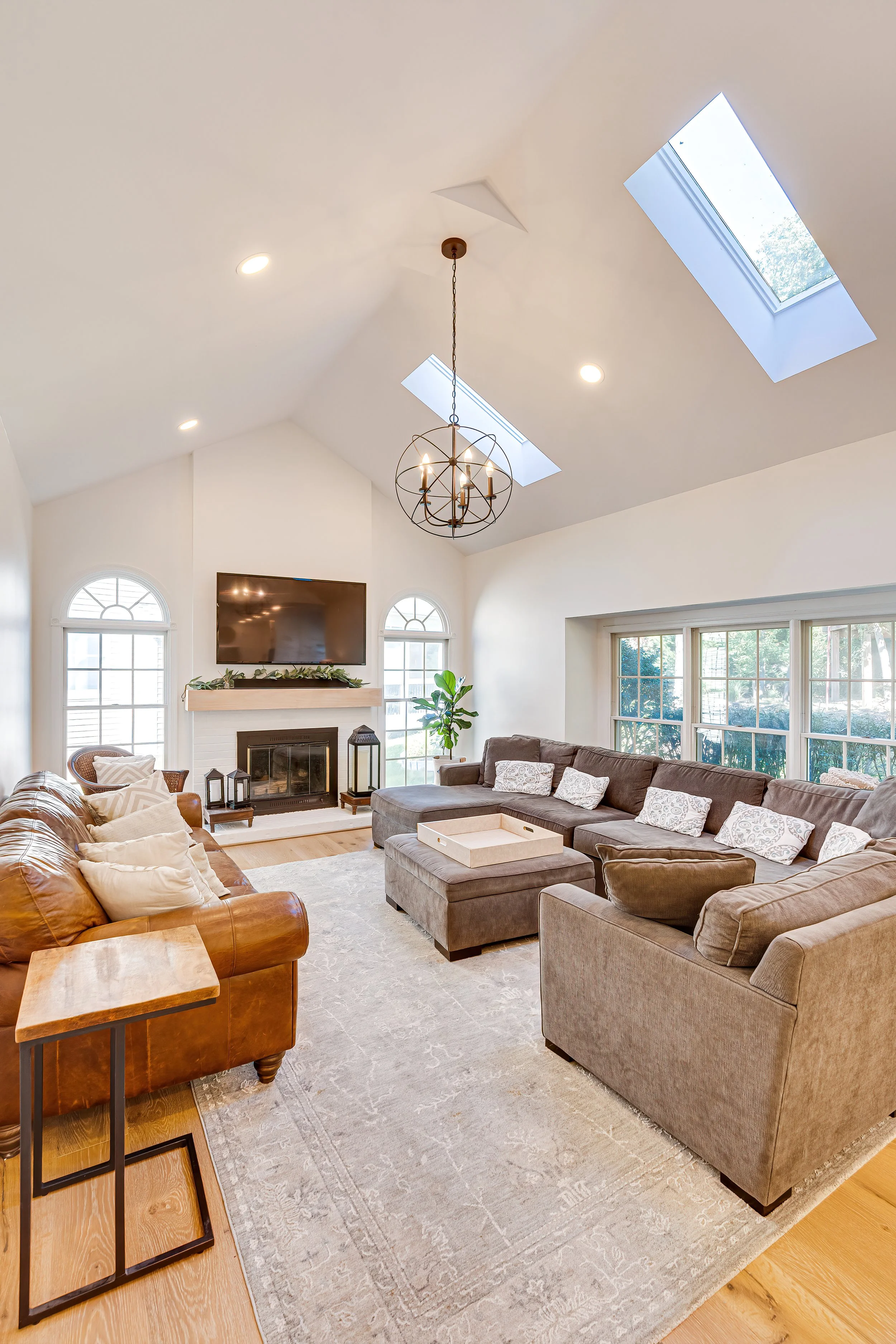 spacious-tv-room-interior-design-project- (5).jpg