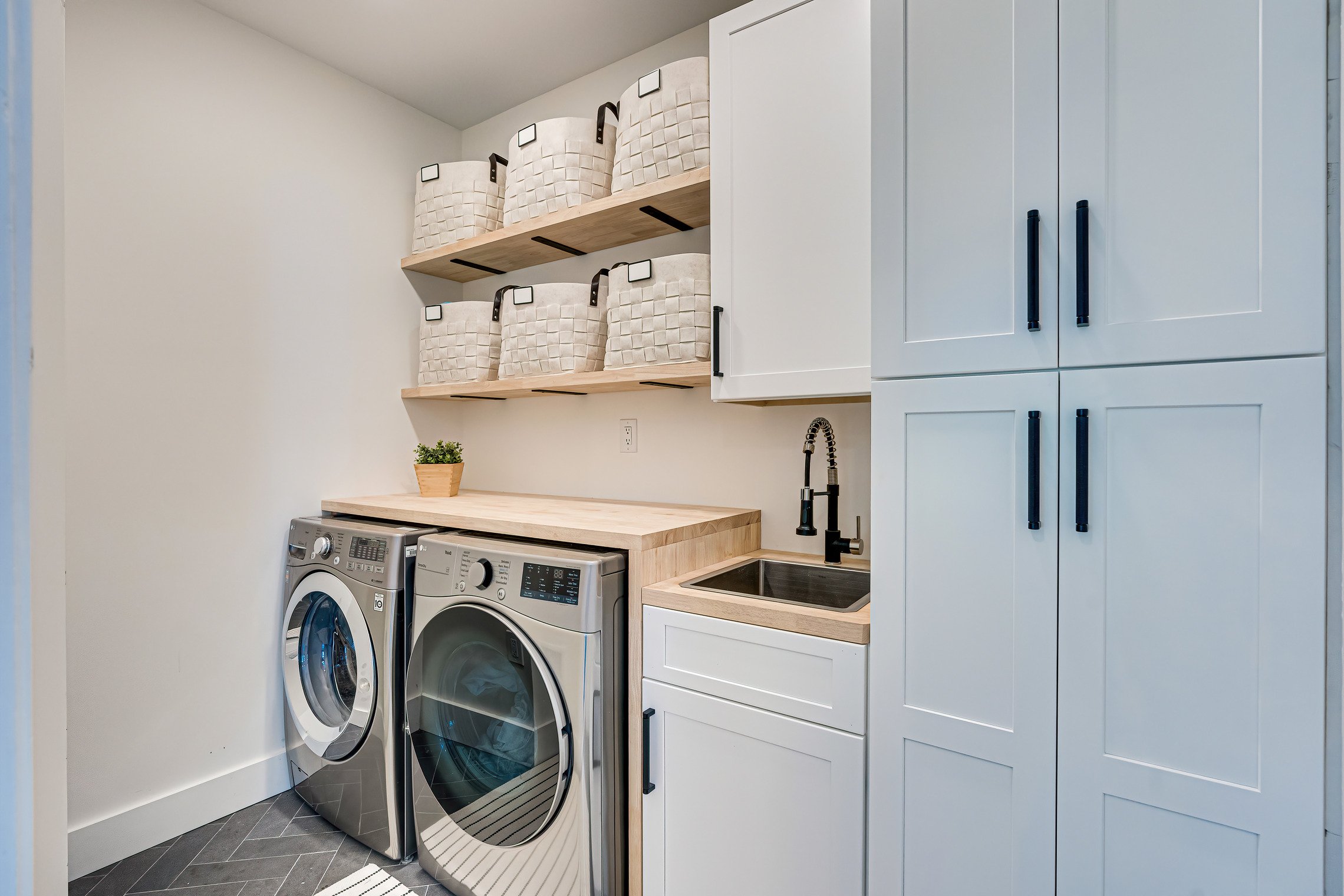 new-laundry-space-washer-machine-and-sink- (1).jpg