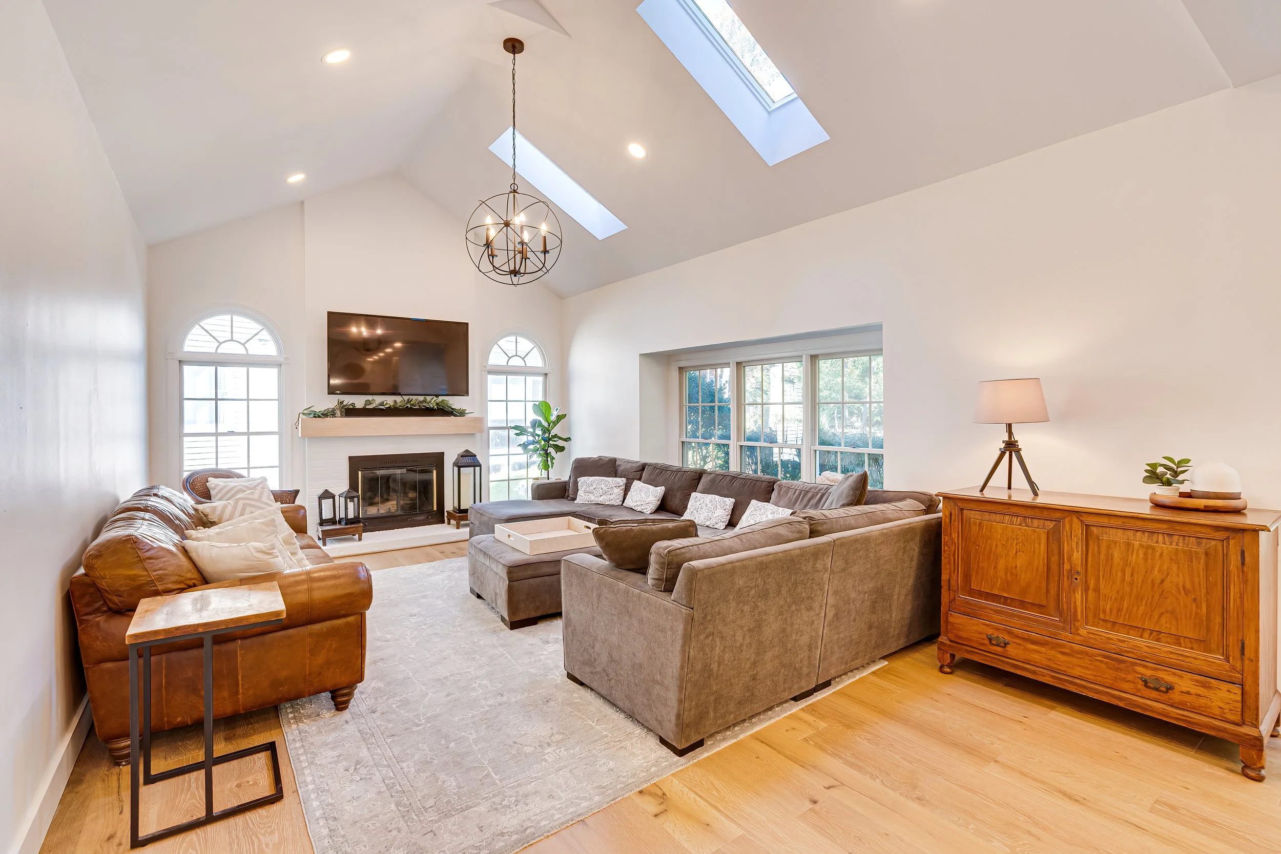 spacious-tv-room-interior-design-project- (2).jpg