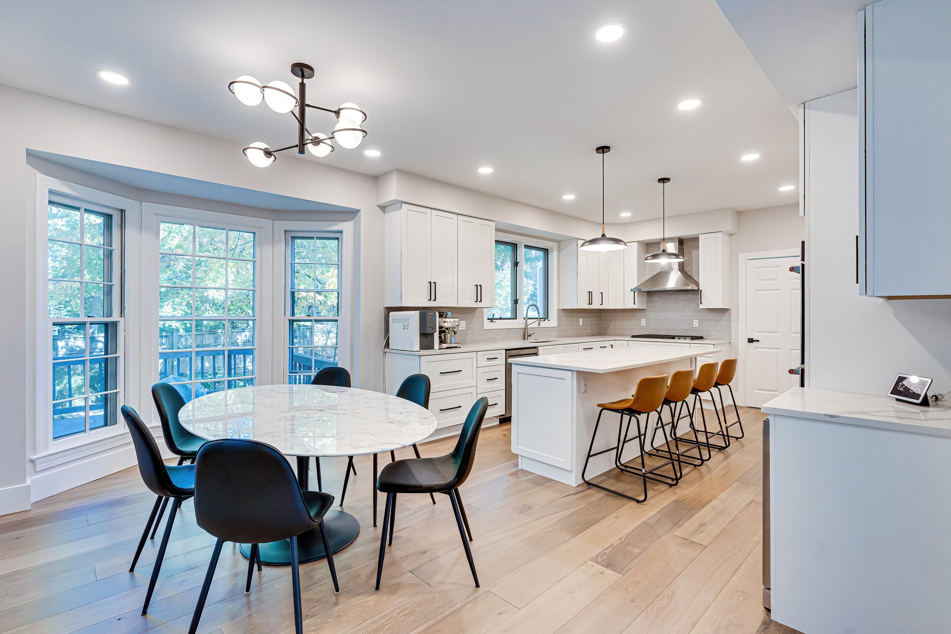 round-dining-table-in-the-kitchen- (1).jpg