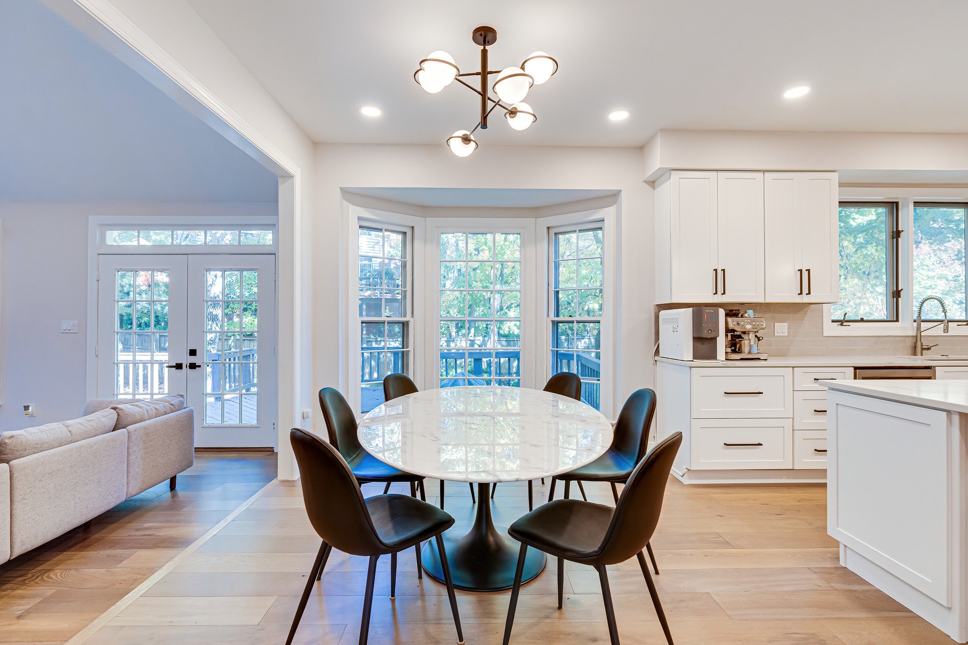 round-dining-table-in-the-kitchen- (3).jpg