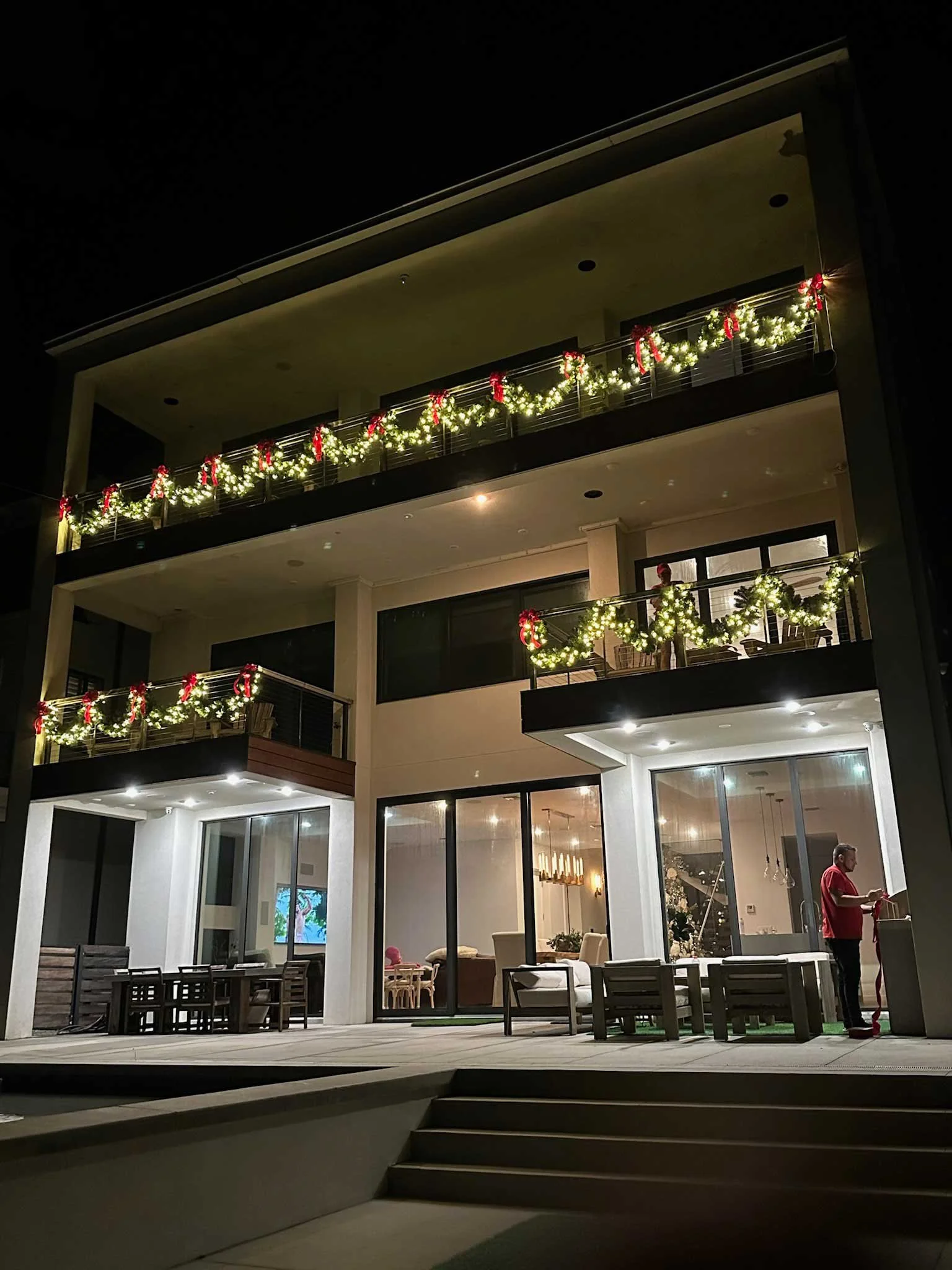 outdoor-balcony-patio-garland.jpg