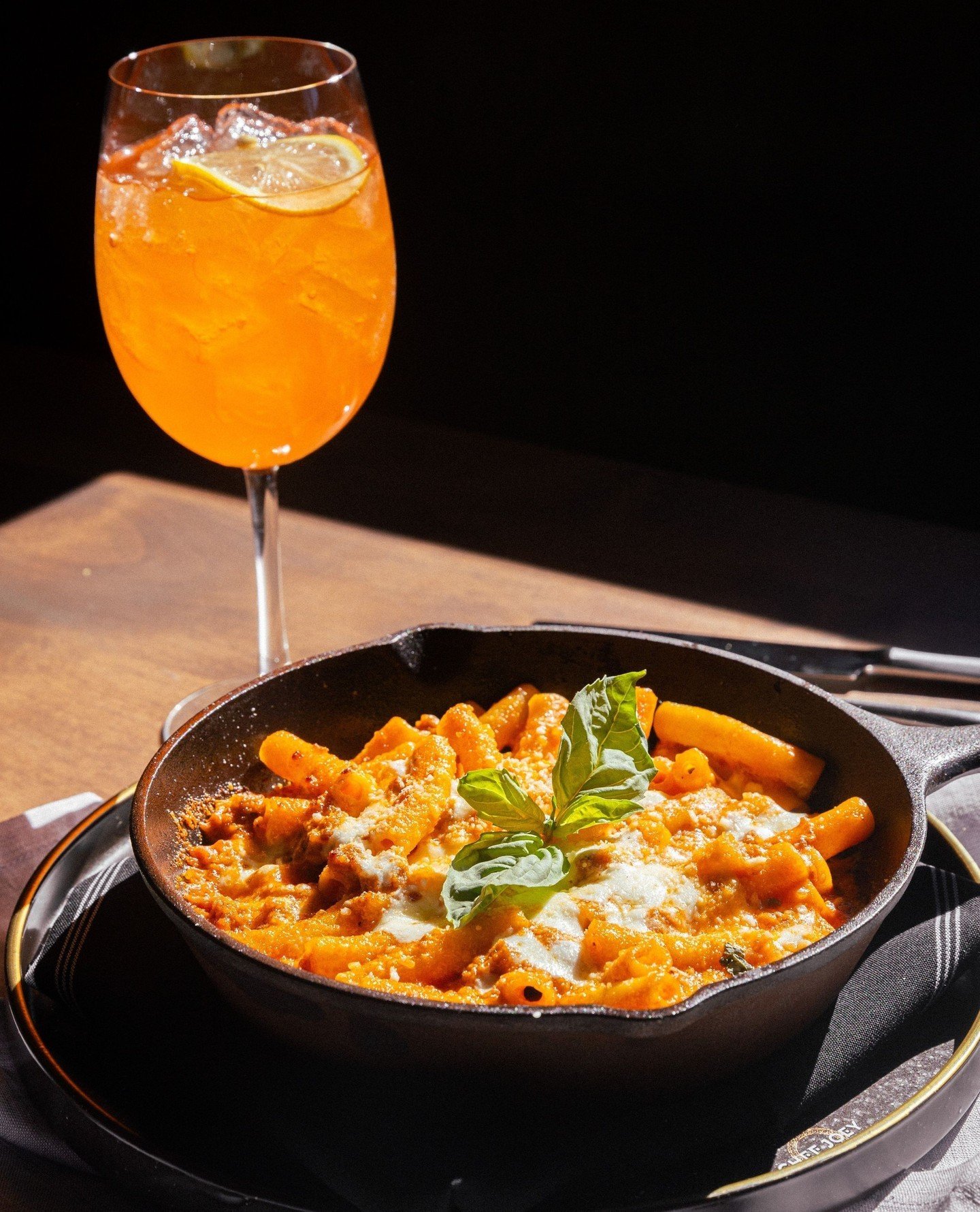 Sunday calls for delicious cocktails and yummy baked ziti 🤤⁠
⁠
And apparently a really orange-colored meal...⁠
⁠
But hey, I like to be color coordinated 😉⁠
⁠
If you want the meal, you gotta be the meal 👀⁠
⁠
We're on OpenTable for reservations! ⁠
.