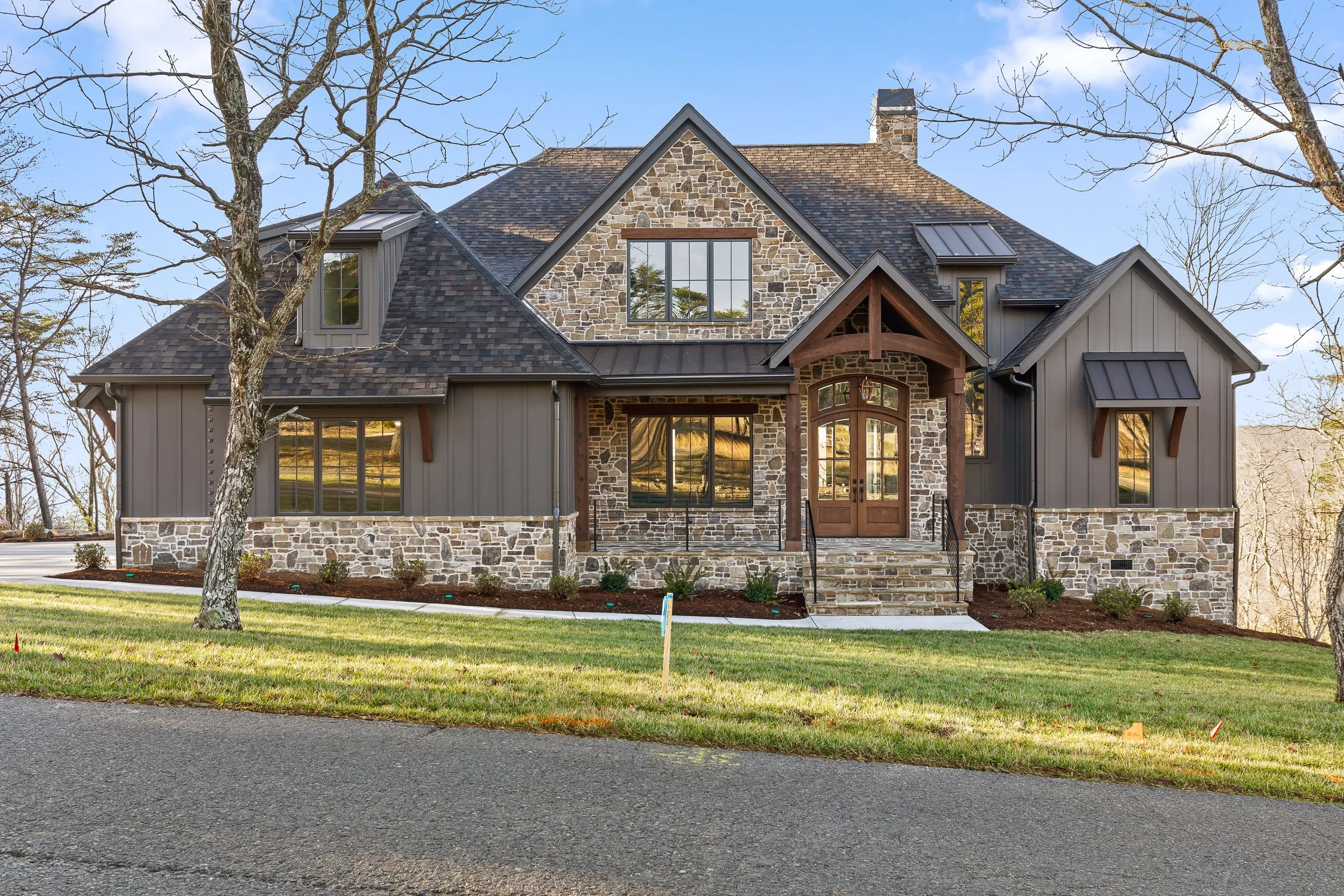 For Sale • 576 Canyon Ridge Rd • 5 Beds • 4.5 Baths • 3,980 SqFt. • McLemore Resort